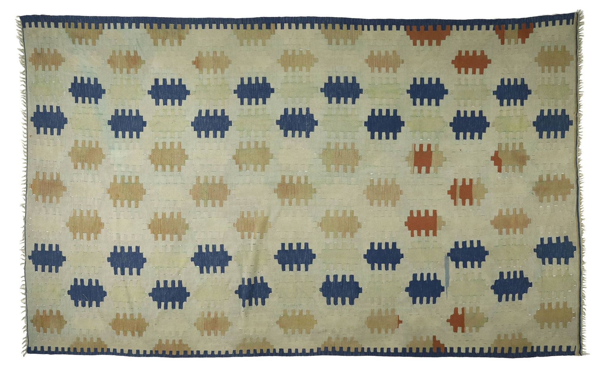 Grand vintage Turkish kilim in blue and ecru, 352 x 217 cm.