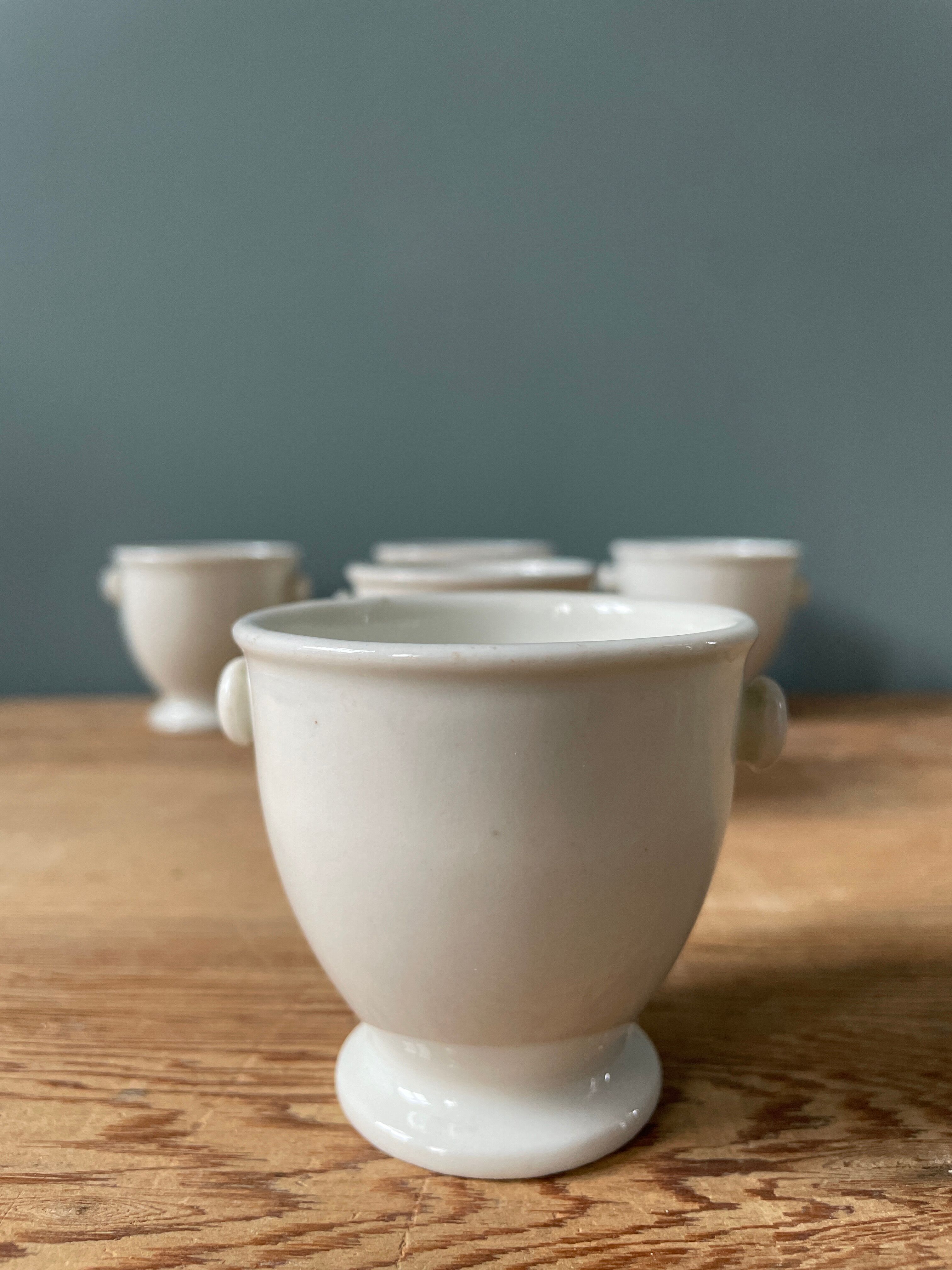 Lot de 5 coquetiers anciens en porcelaine blanche