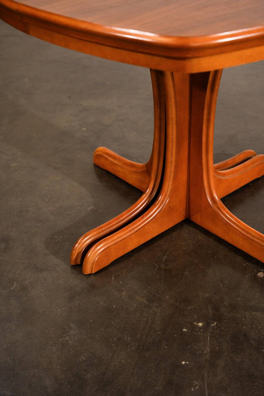 Teak dining table with 4 extensions