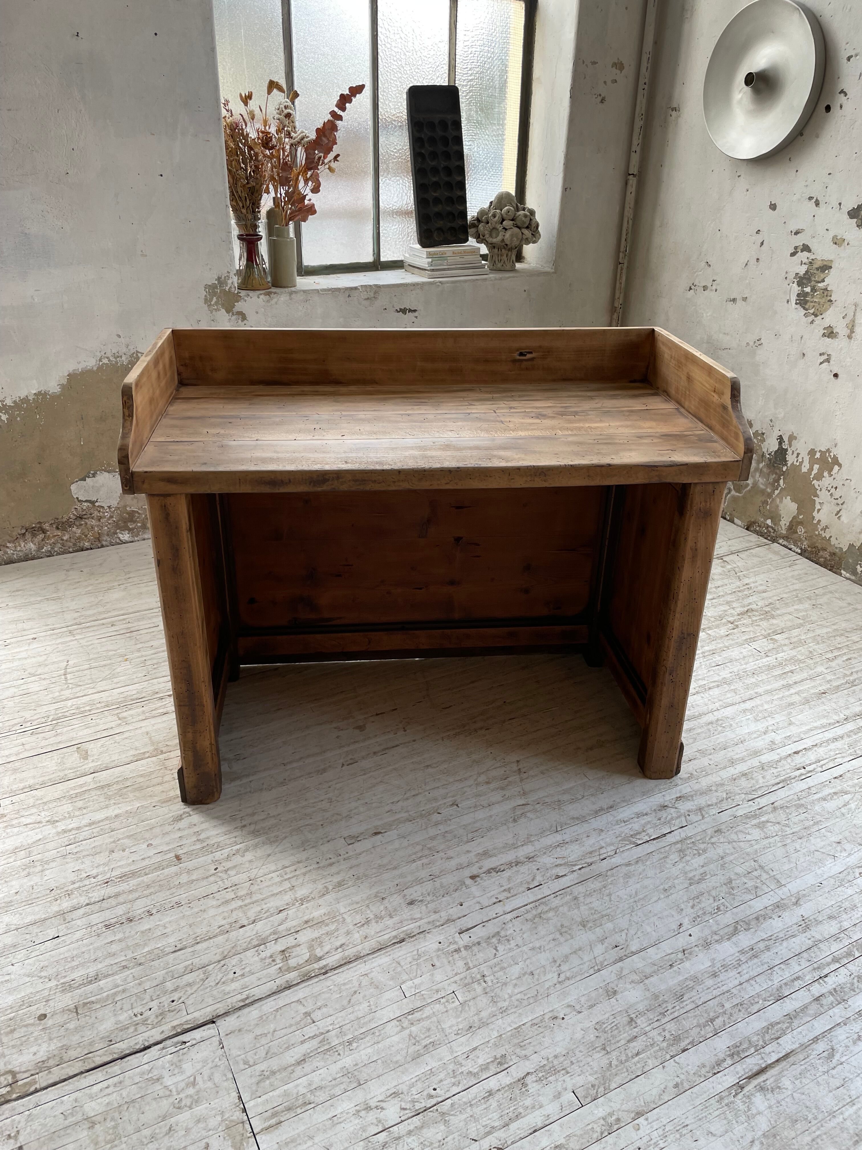 Trading counter central island pine