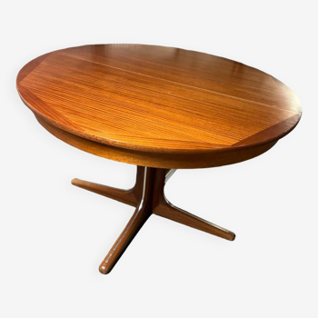 Scandinavian extendable round table