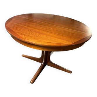 Scandinavian extendable round table