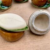 4 pots en barbotine figurant un poivron, début XXème