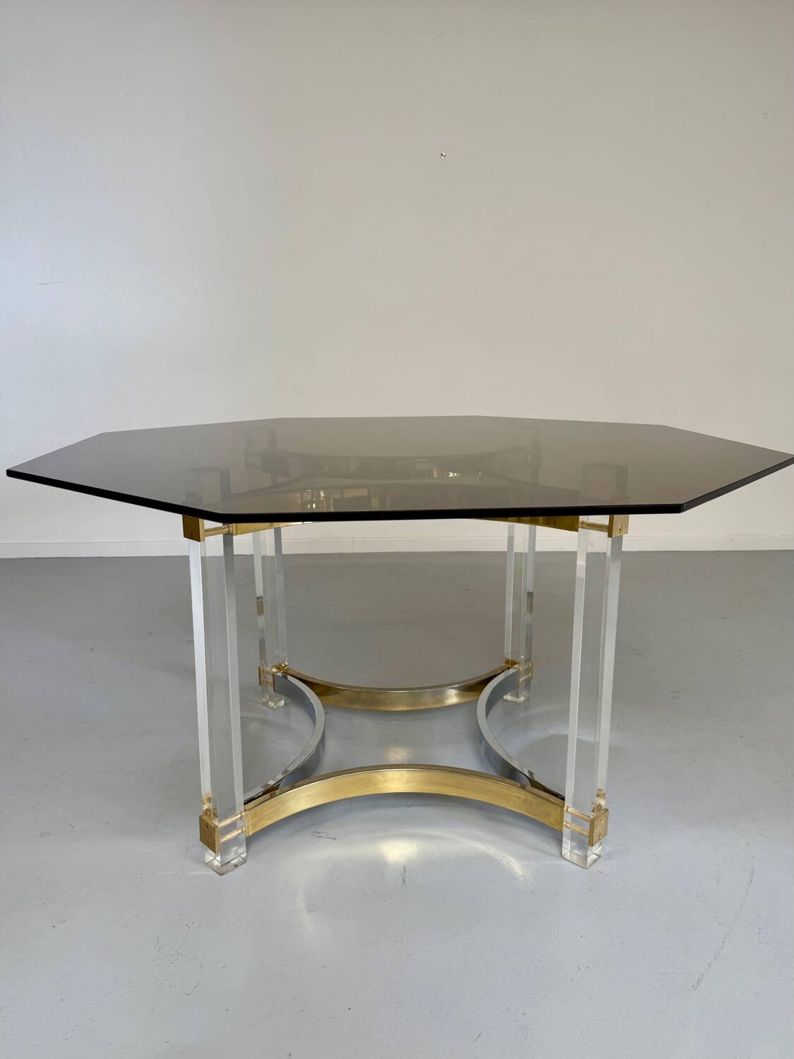 Antique Italian design dining table by Alessandro Albrizzi from the 70s