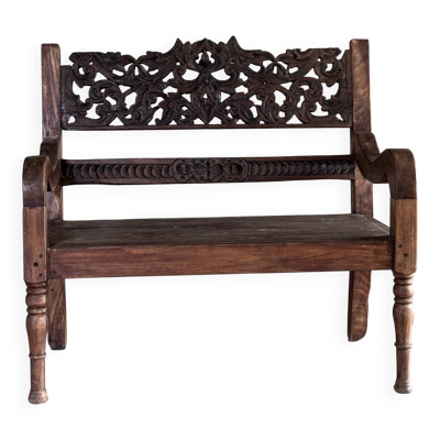 Petit banc ancien indonésien en teck sculpté de motifs végétaux et floraux