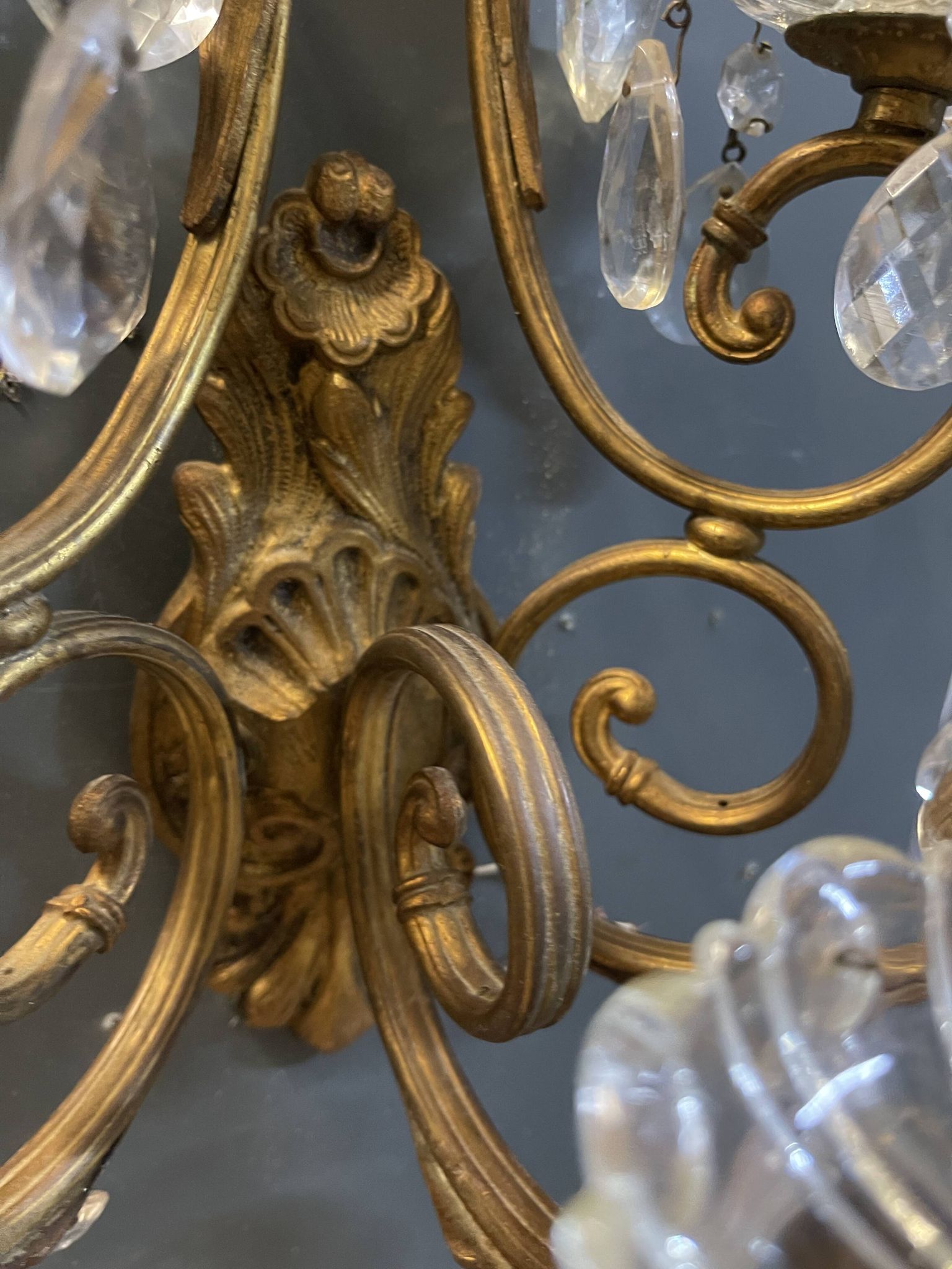 Grandes appliques murales en bronze et cristal, ensemble de 2, Italie, années 1950.