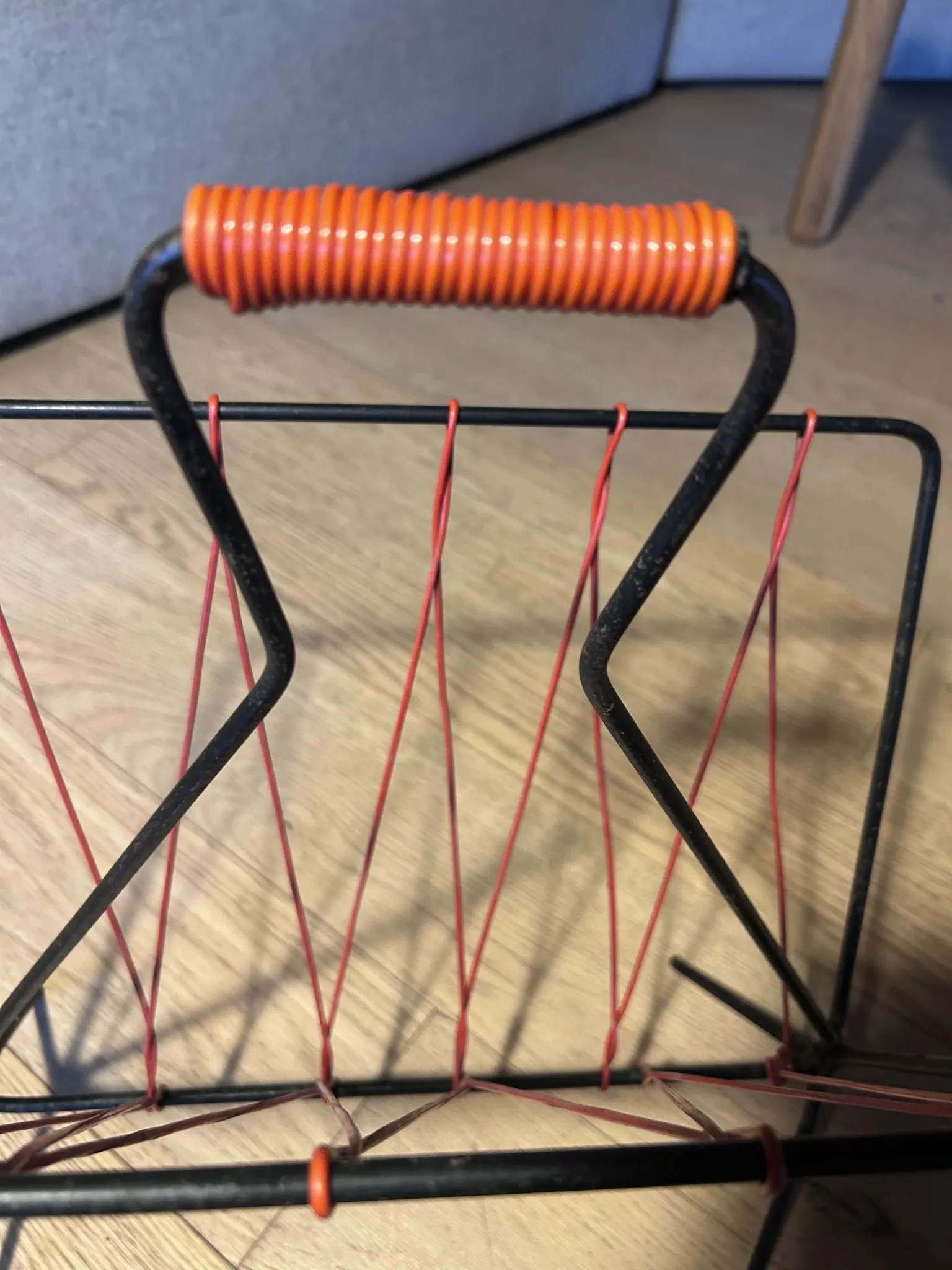 Vintage red and black scoubidou magazine rack, 1950s/60s