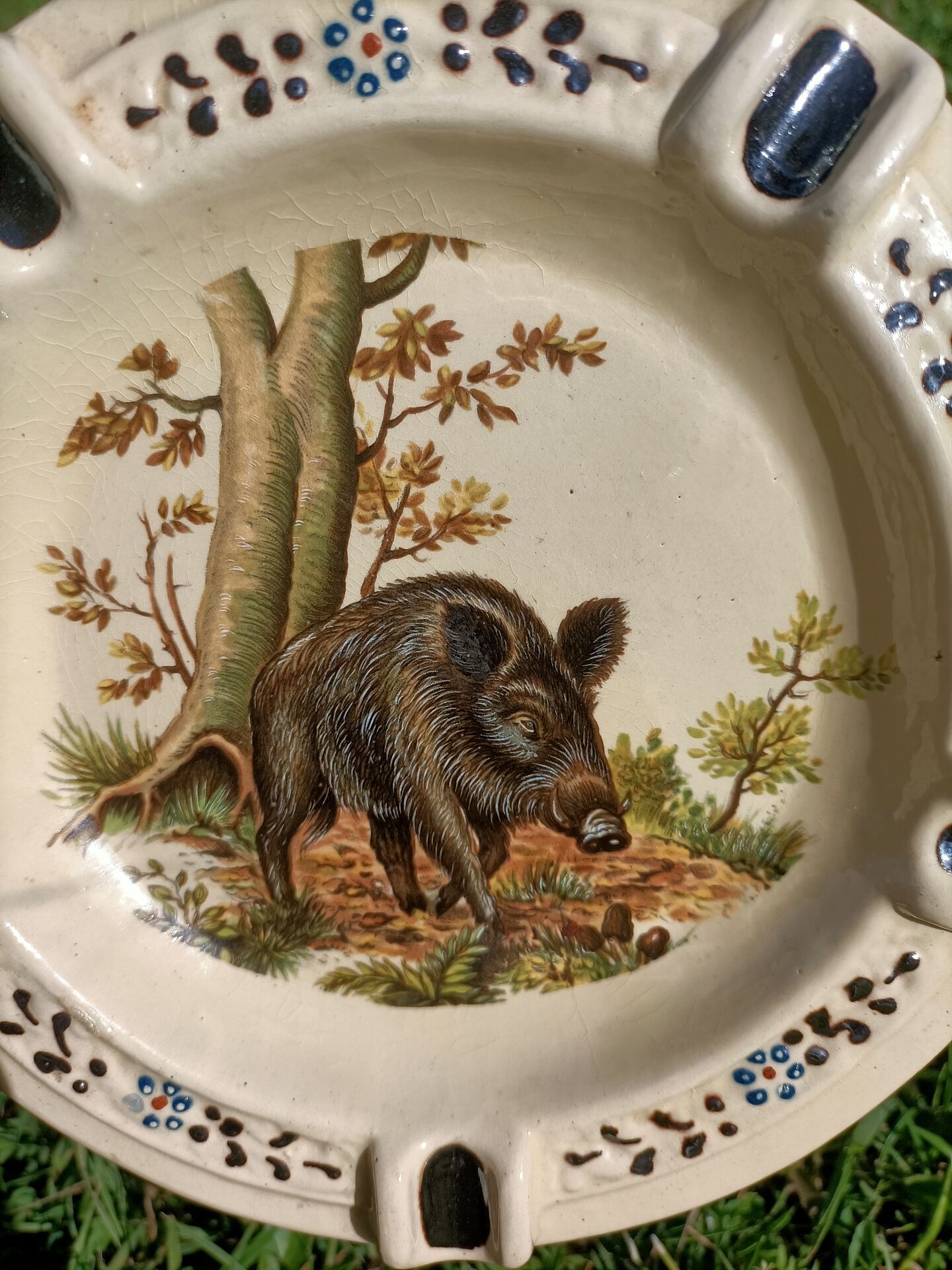 Large Ashtray Boar Hunting