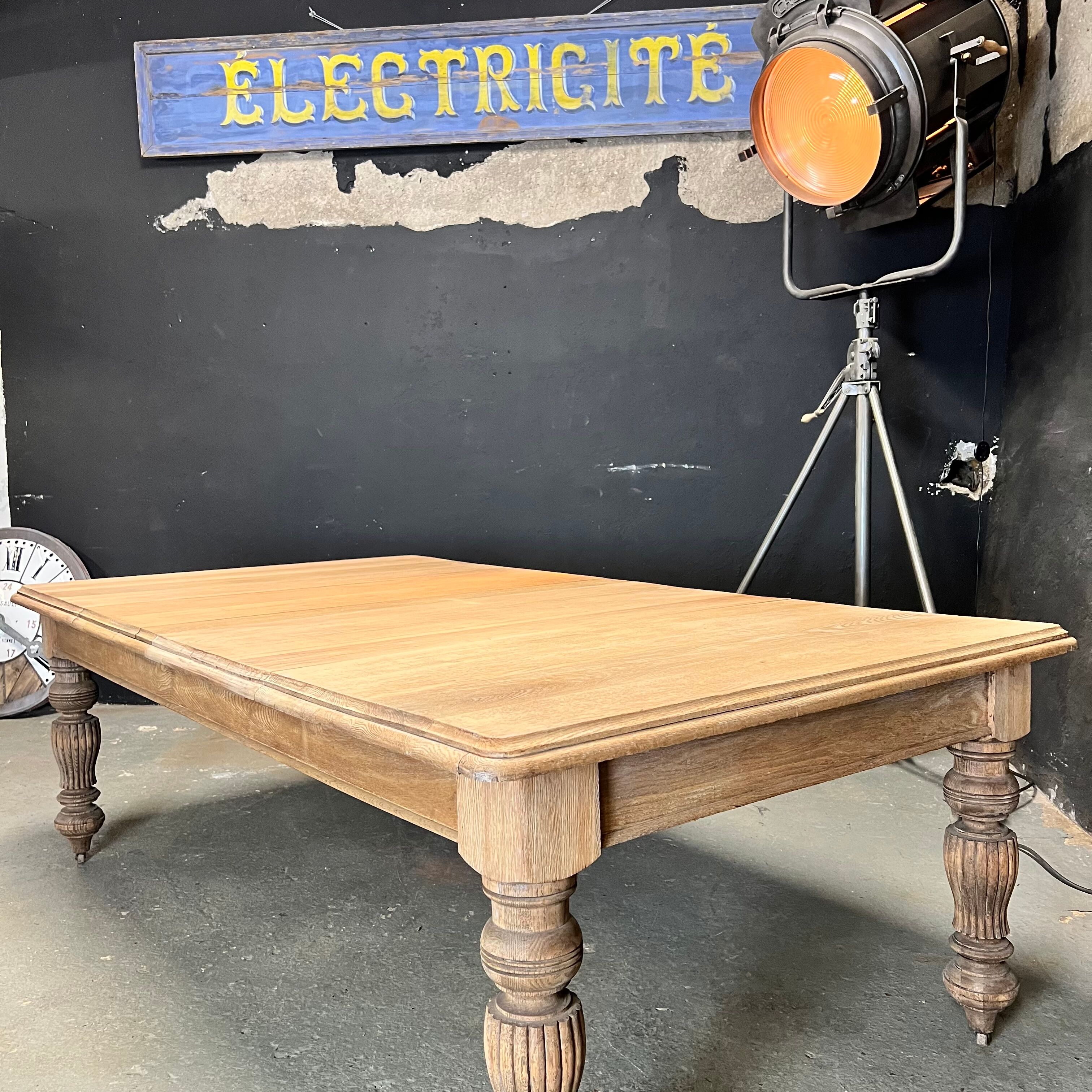 English table in solid oak