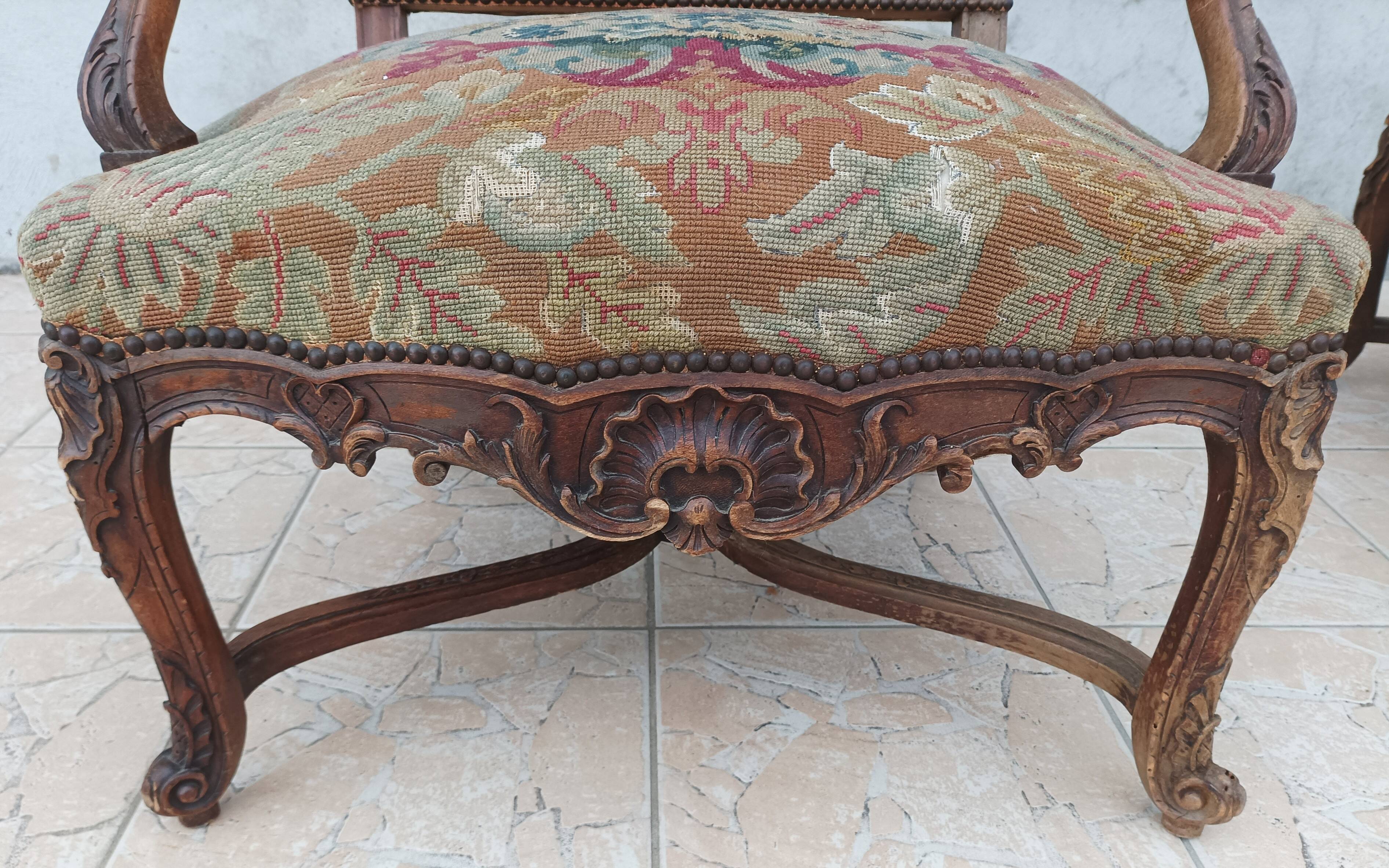 Paire de fauteuils Régence en noyer sculpté