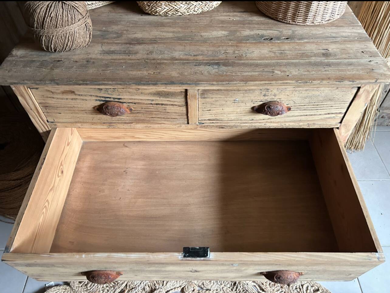 Chest of drawers, shell handle.