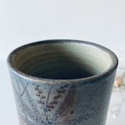 Vase tubulaire en céramique signé