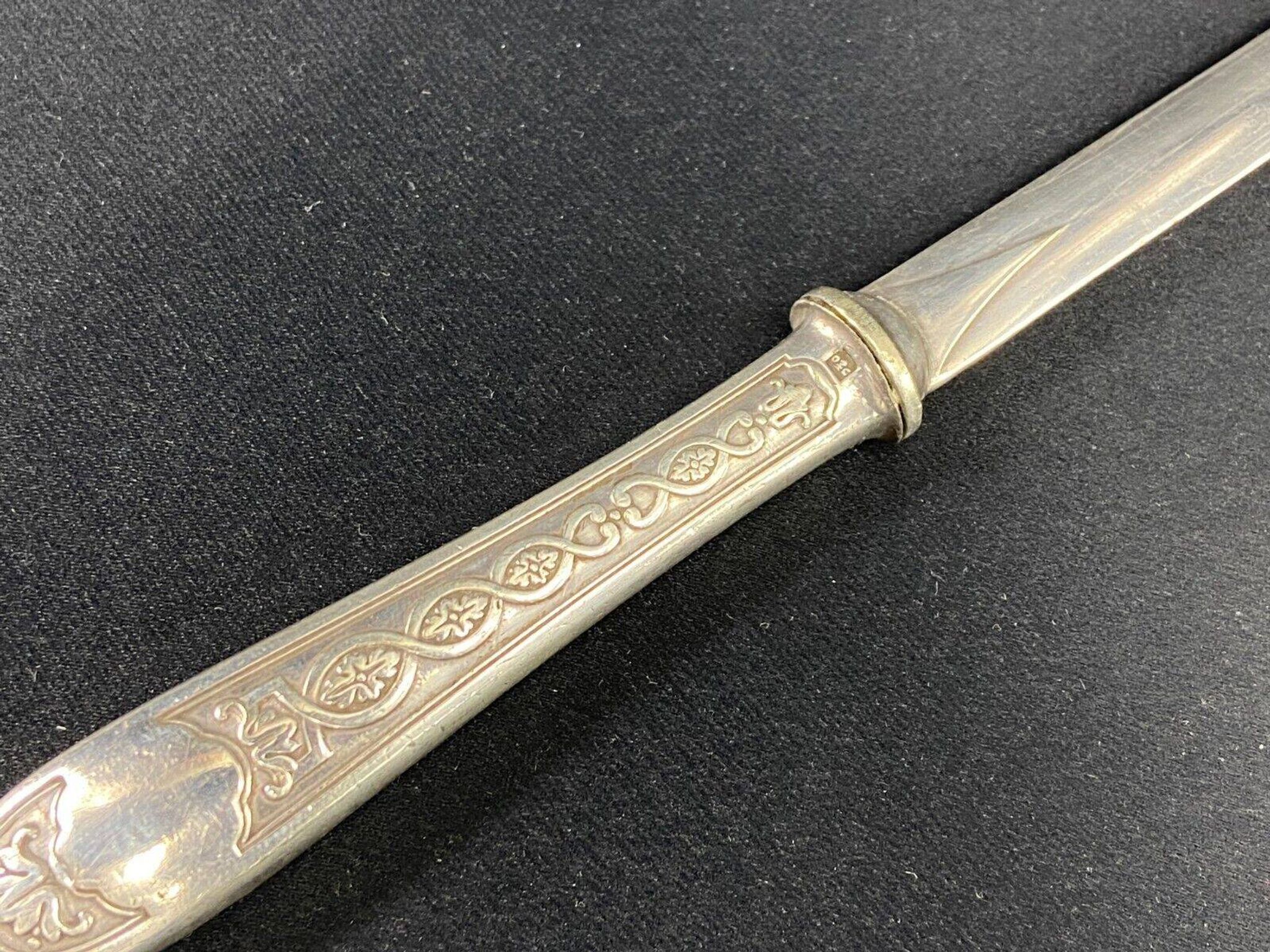 Coupe-papier ouvre-lettre en métal argenté de style Louis XIV