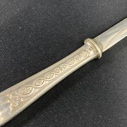 Coupe-papier ouvre-lettre en métal argenté de style Louis XIV