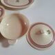 lot service vaisselles de gien beige avec rayures rouge bordeaux et dessin fleurs au centre, en faie
