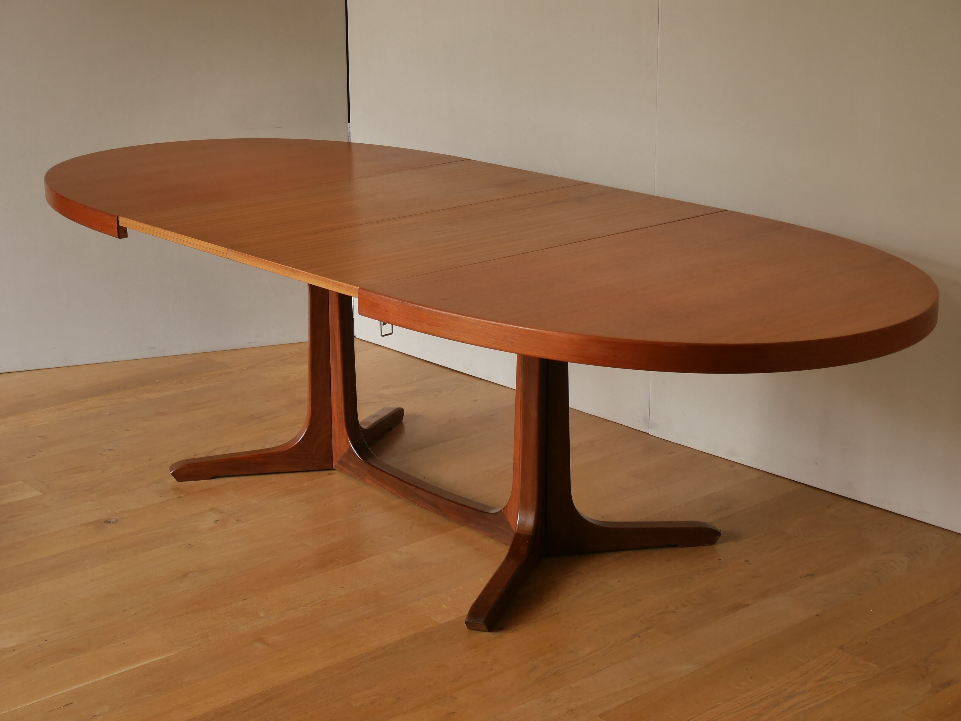 Baumann 60 years extendable oval table
