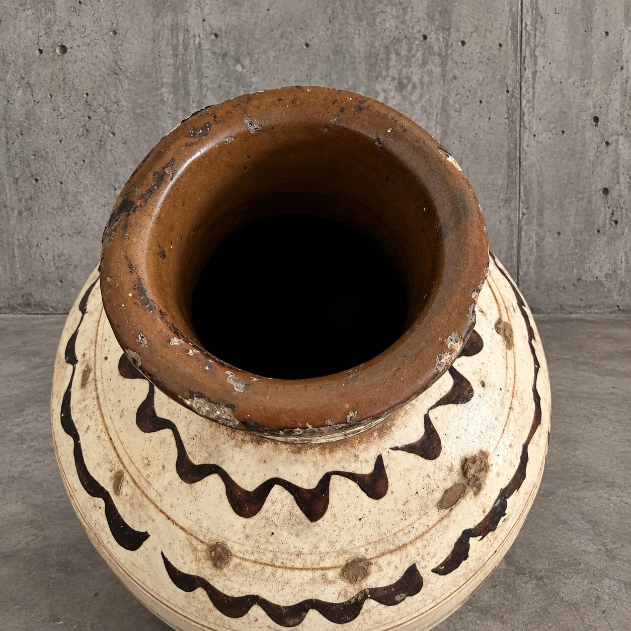 Chinese Cizhou earthenware wine pot from the Ming or Yuan dynasty