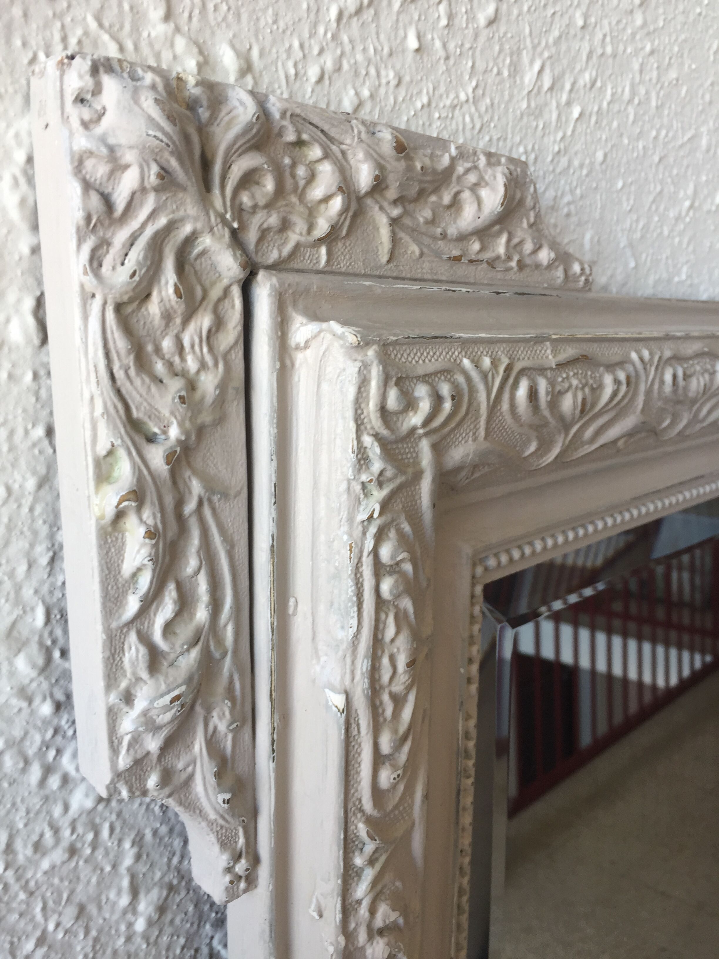 Large mirror with molding skated in gray 146 x 93 cm