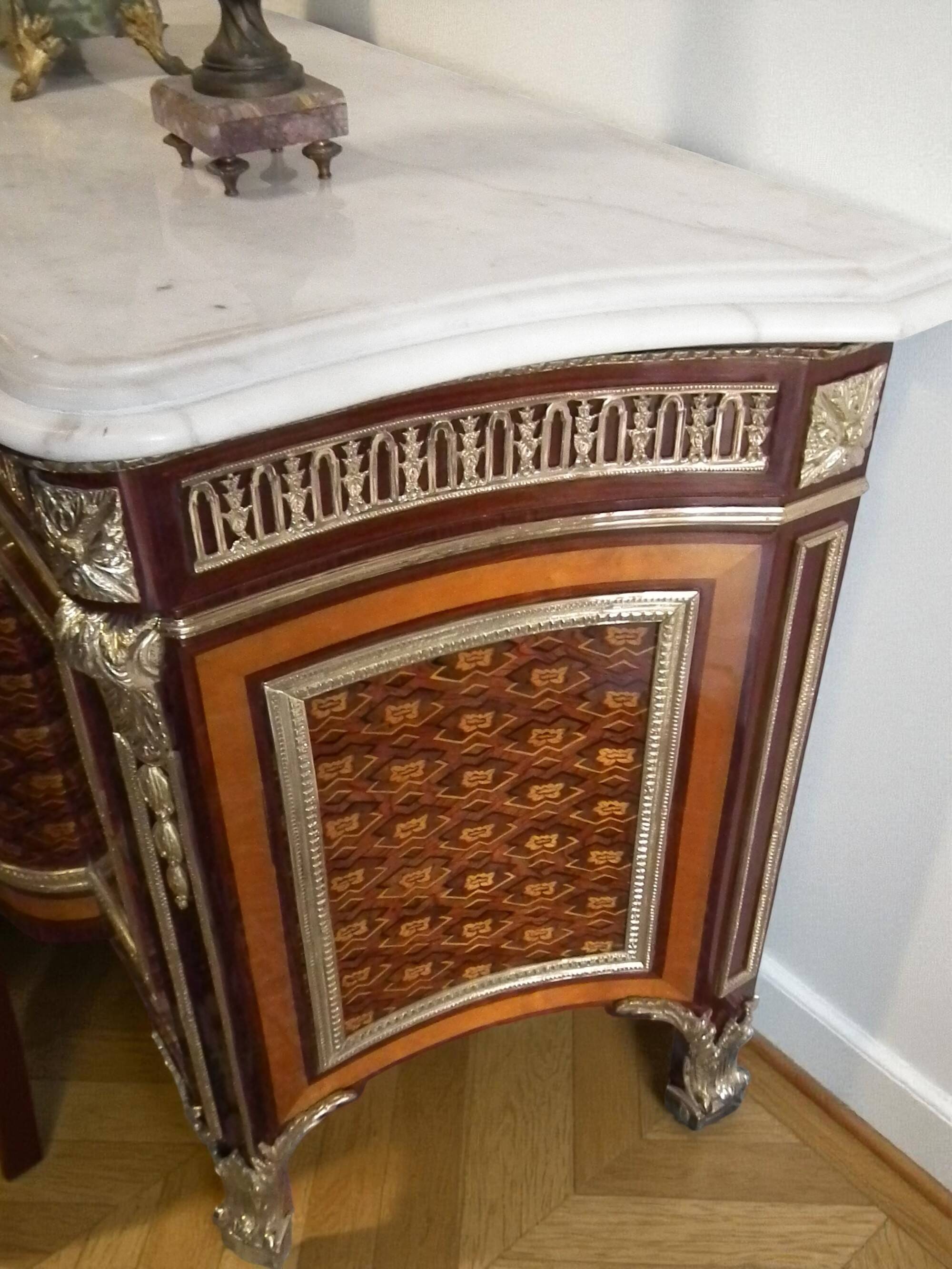 Un buffet style Louis XV avec marbre blanc, orné de bronze, cinq tiroirs