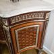 Un buffet style Louis XV avec marbre blanc, orné de bronze, cinq tiroirs
