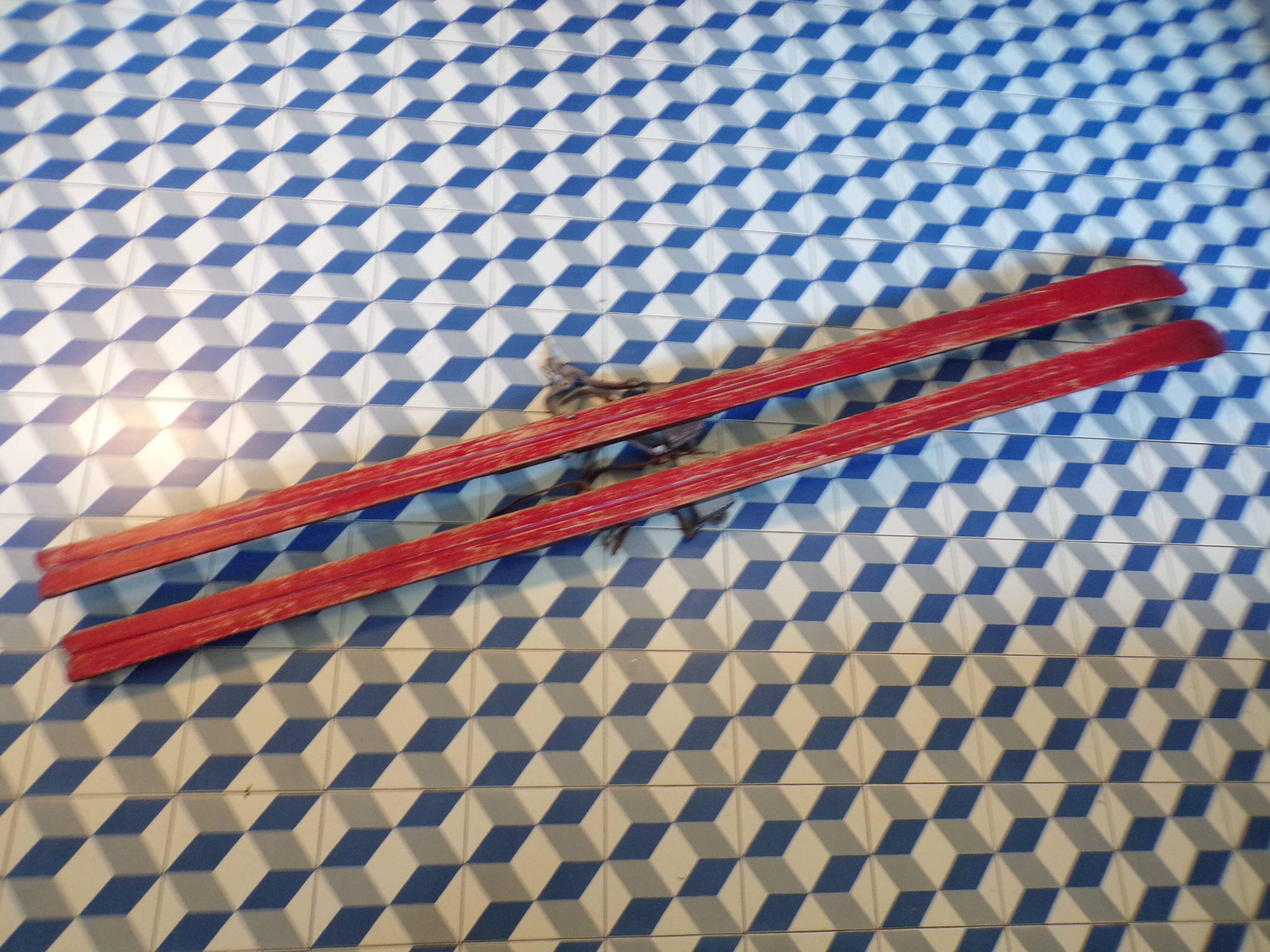 Paire de skis vintage en bois