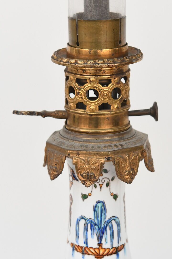 Paire de lampes à pétrole en faience de Gien
