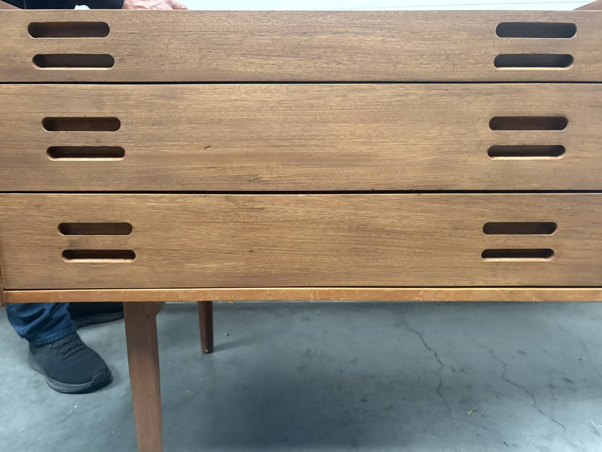 Bureau Scandinave midcentury à caisson et finition acajou
