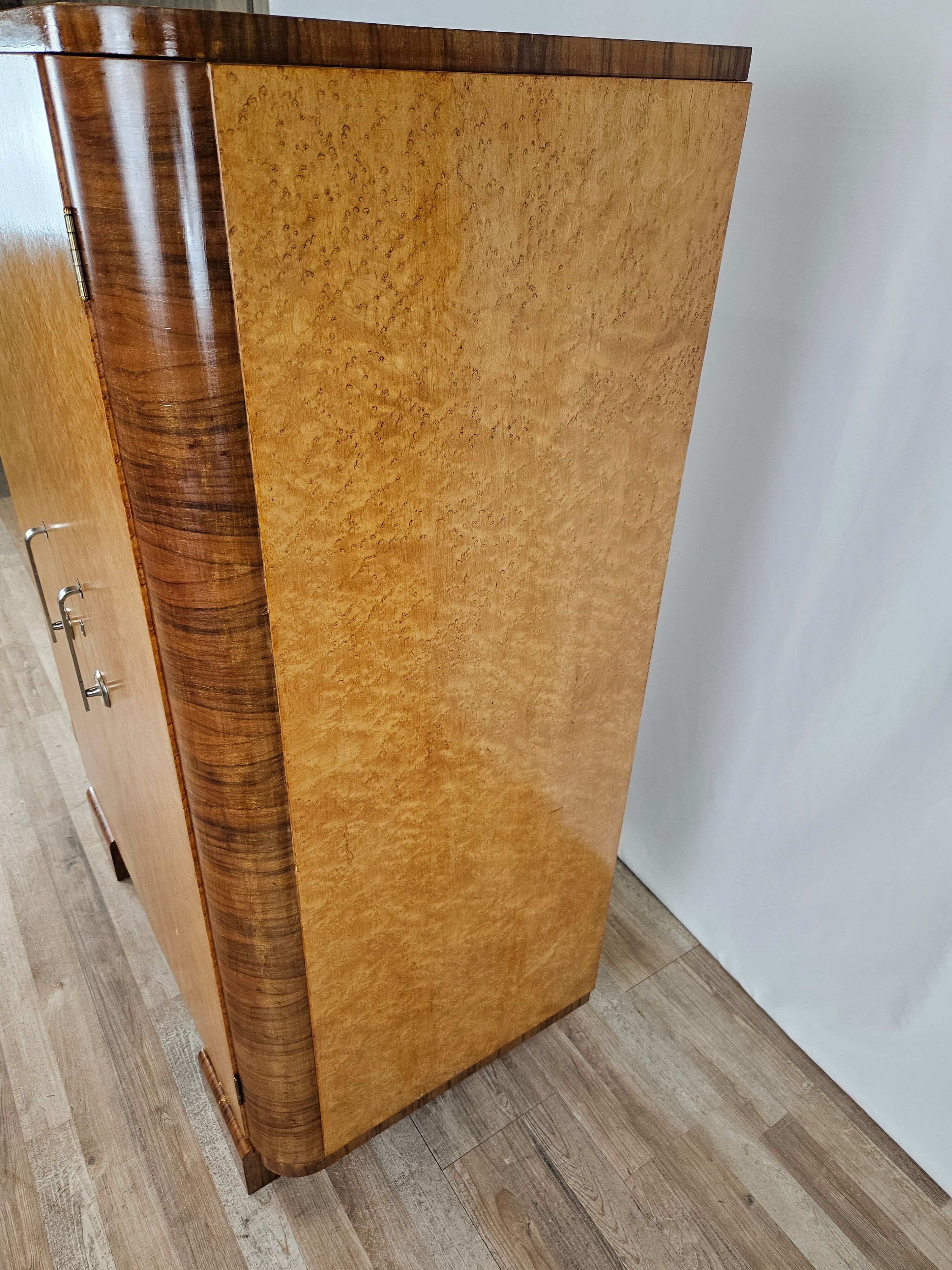 Art decò sideboard in thuja and walnut