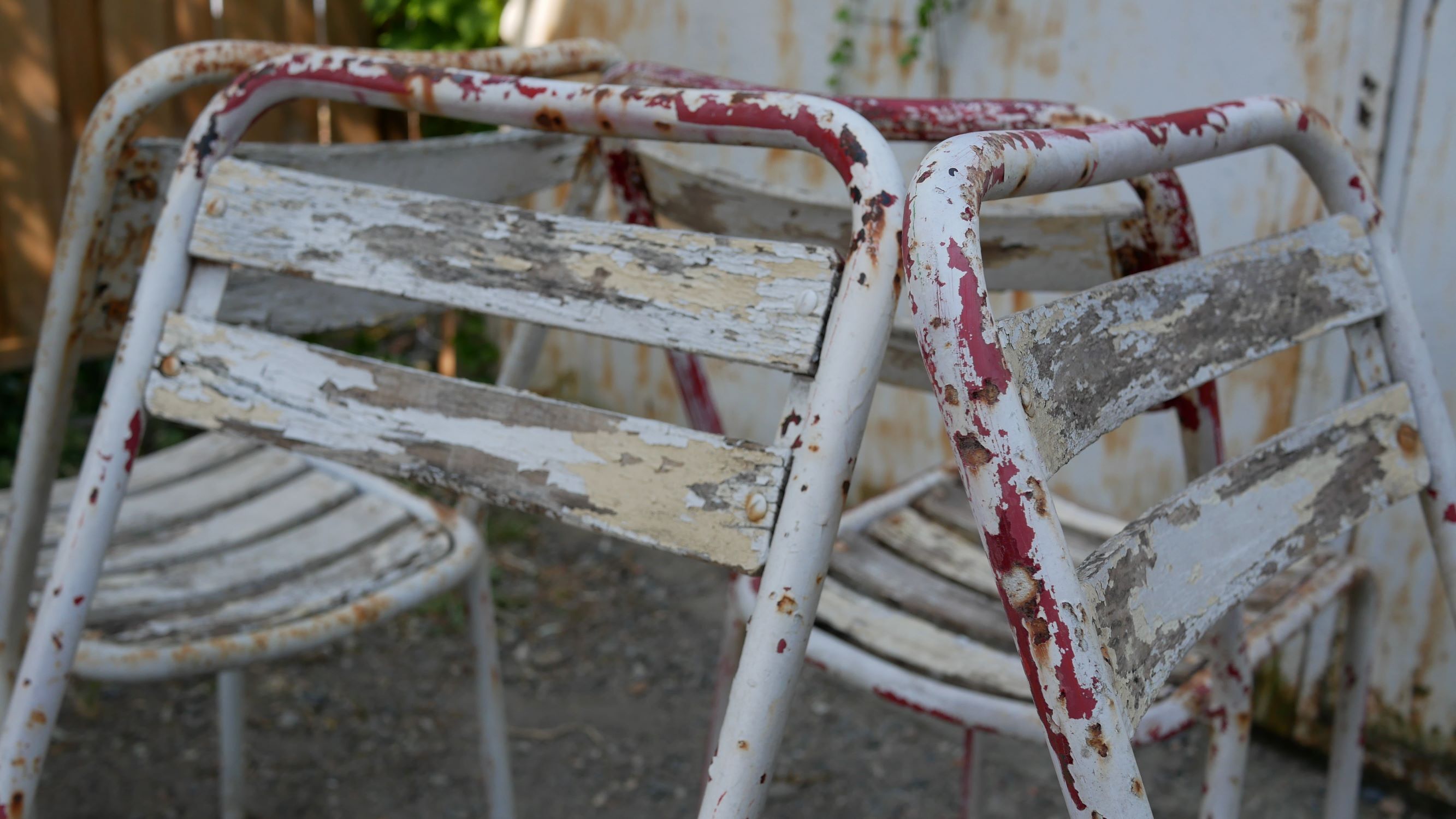Chaises Tolix t2 par Xavier Pauchard