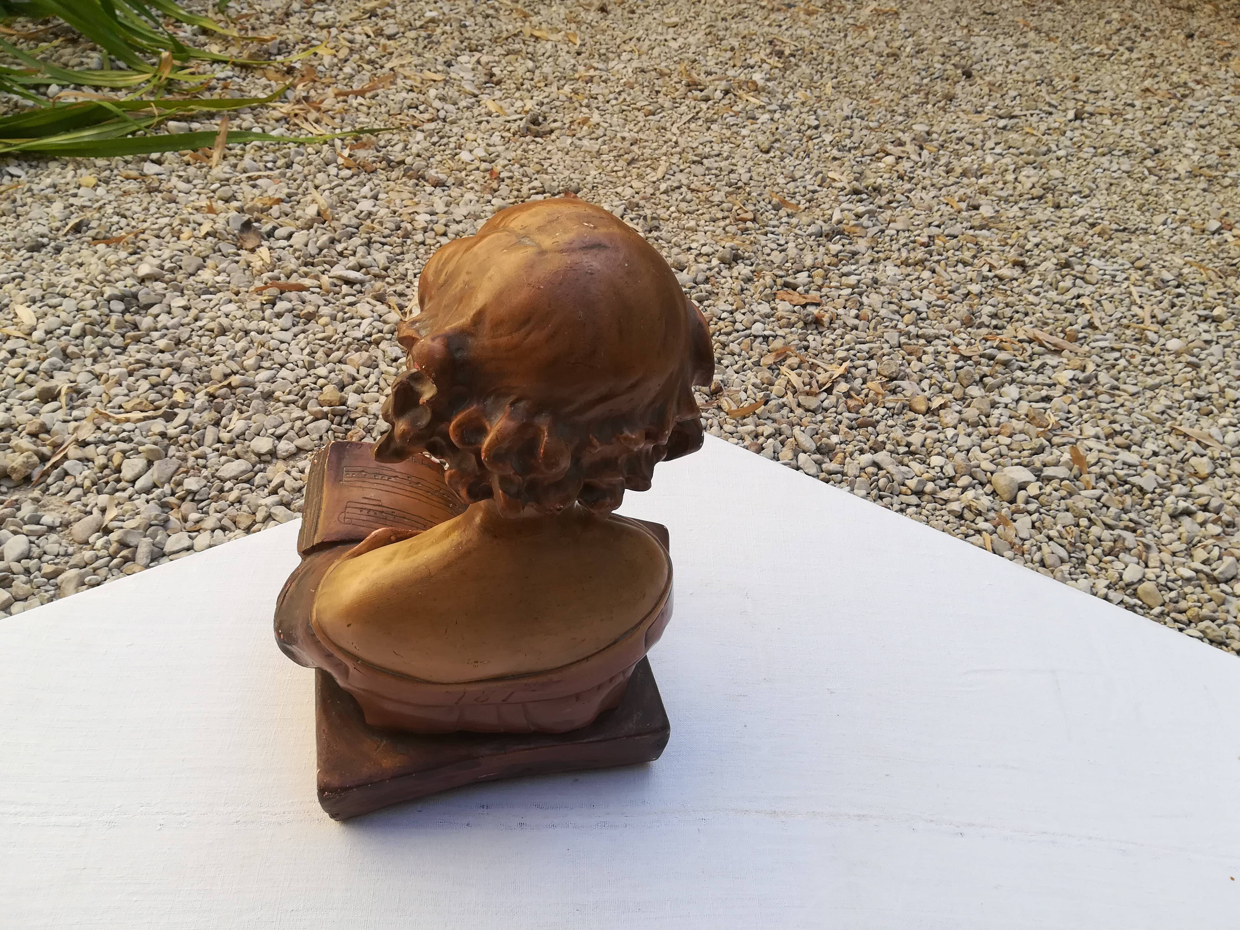 Plaster bust reader