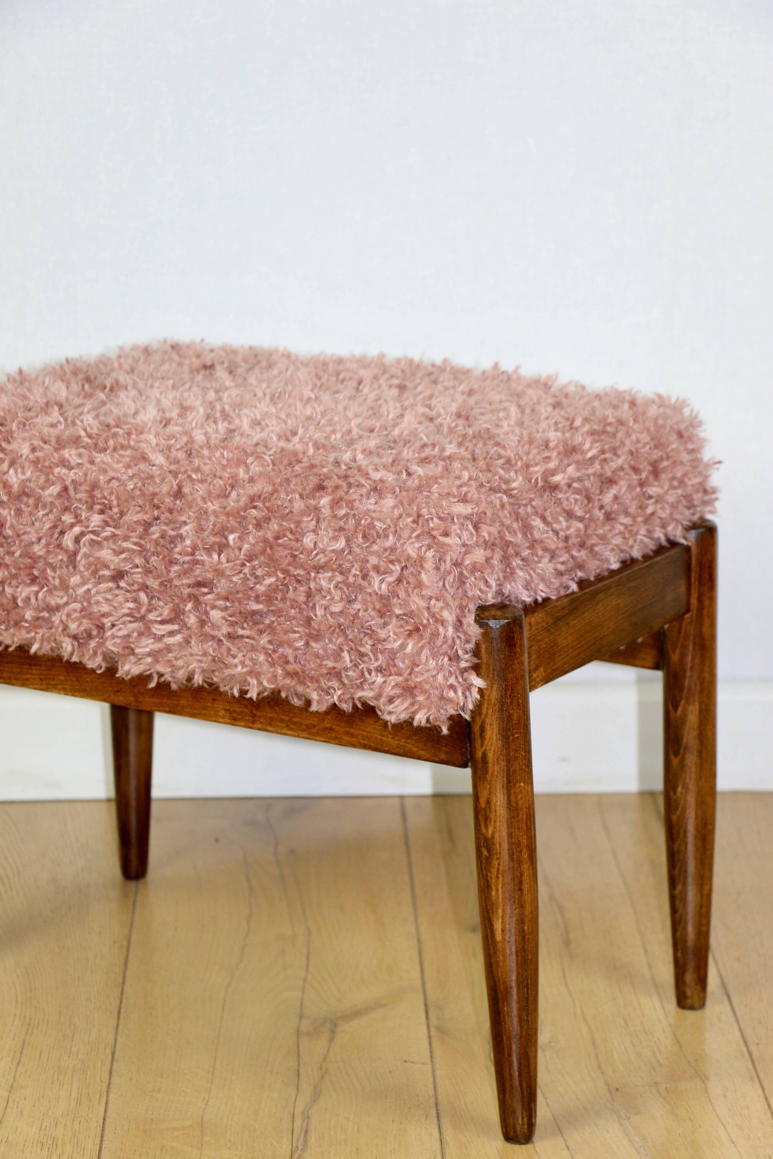 Edmund Homa stool, pink seat, long hair