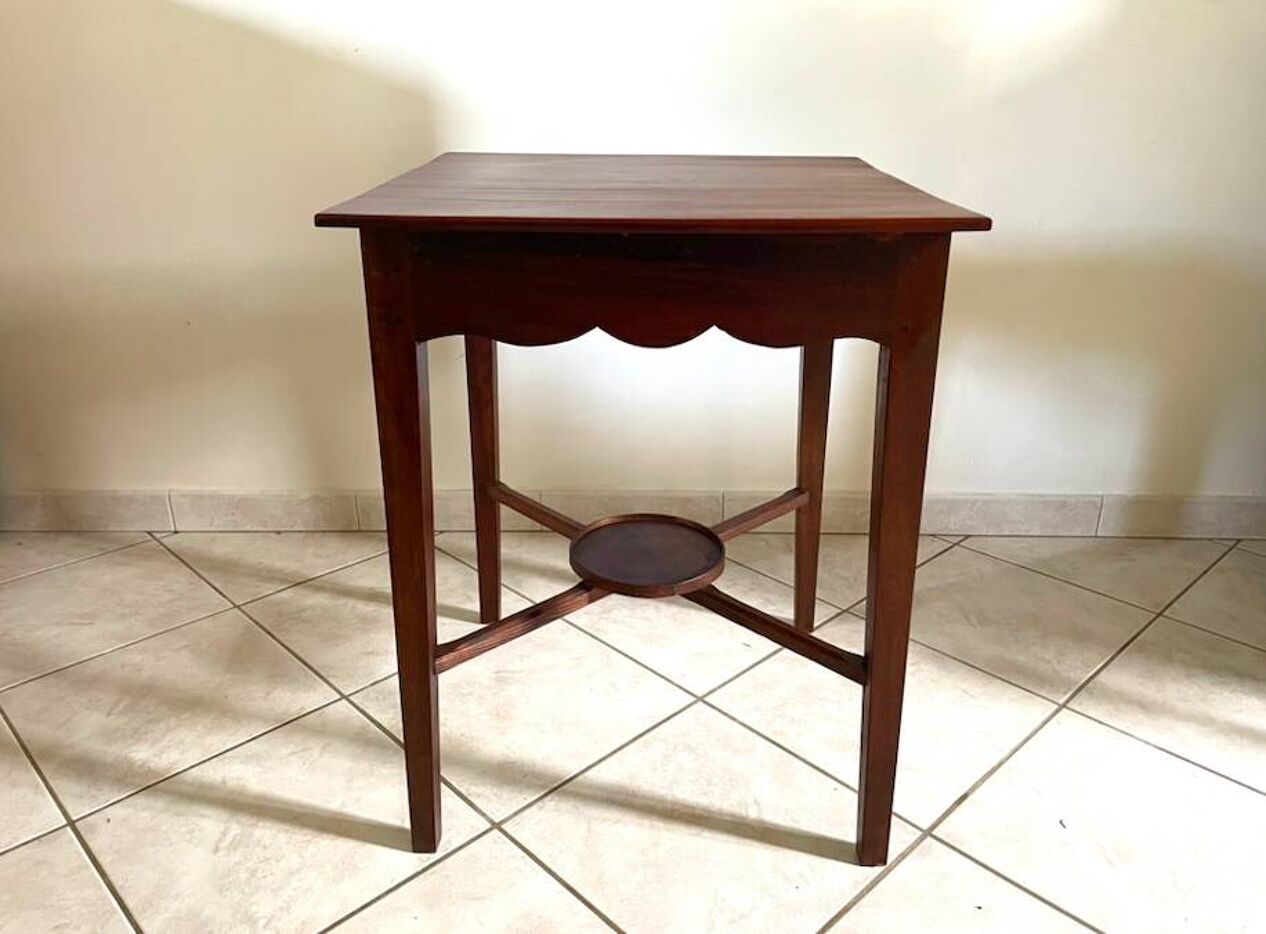 Table d'appoint sculpturale en bois de manguier finition vieilli Table d'appoint sculpturale en bois de manguier finition vieilli