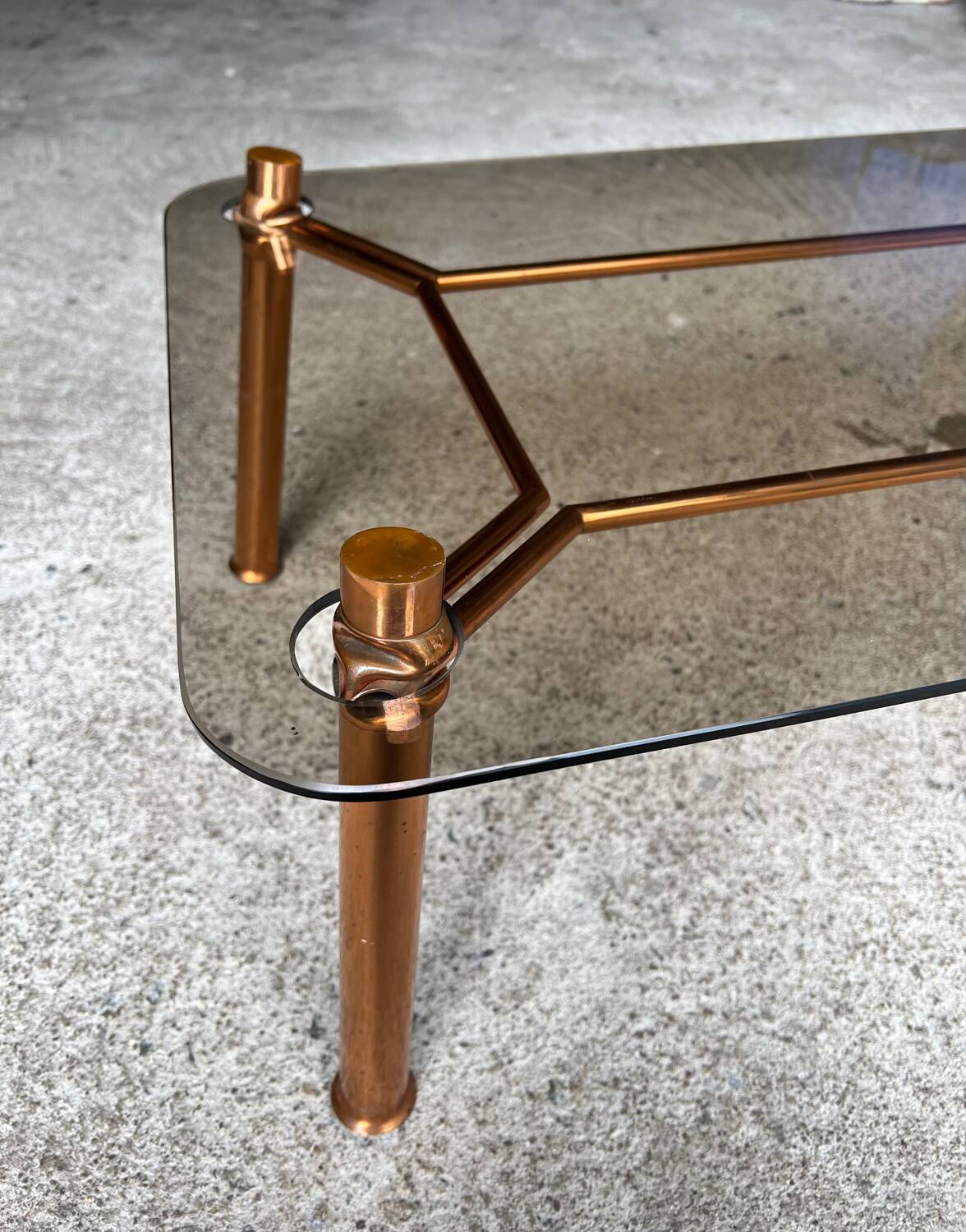Table basse vintage cuivree 1950
