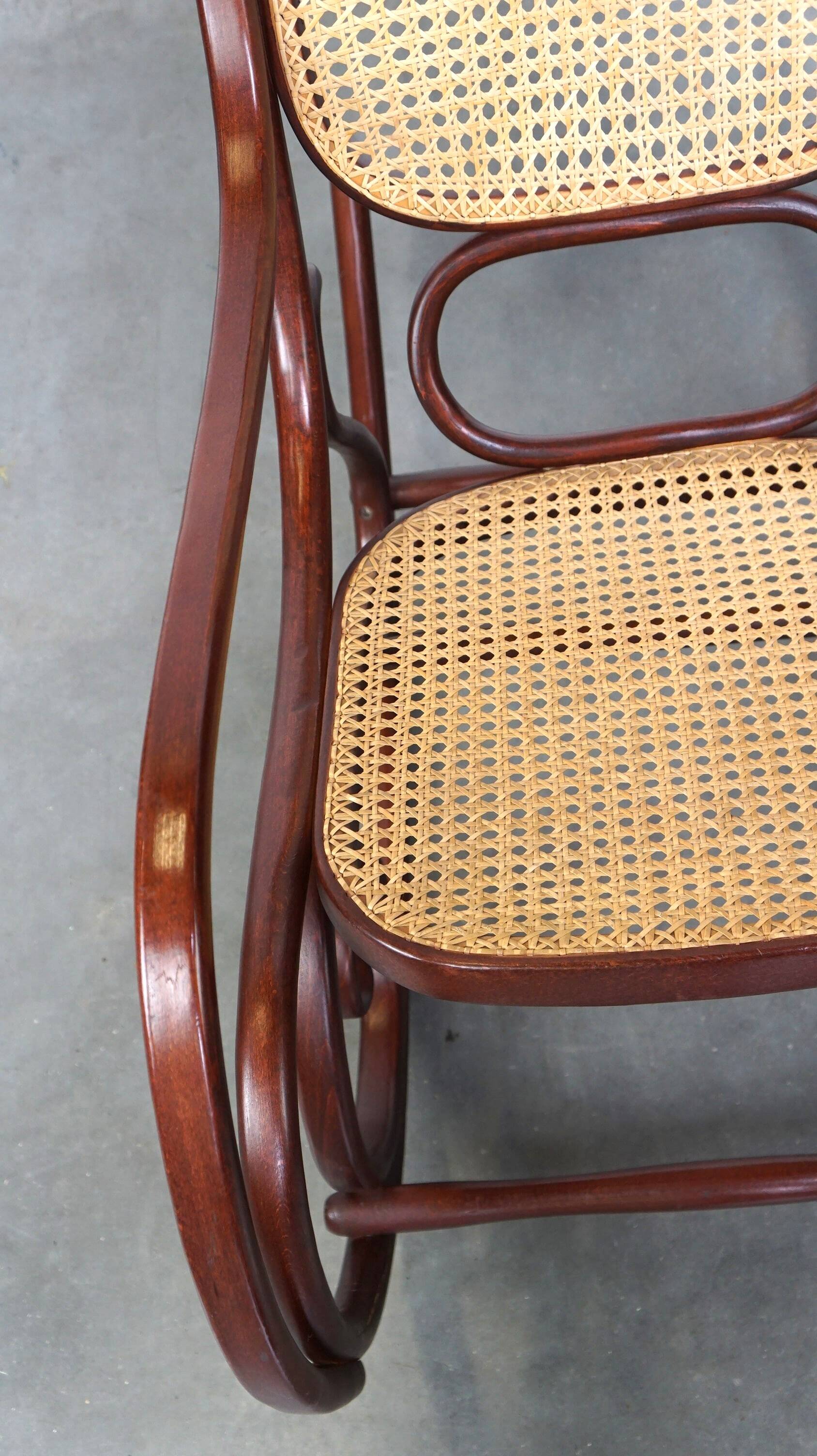Superbe fauteuil à bascule vintage en bois courbé