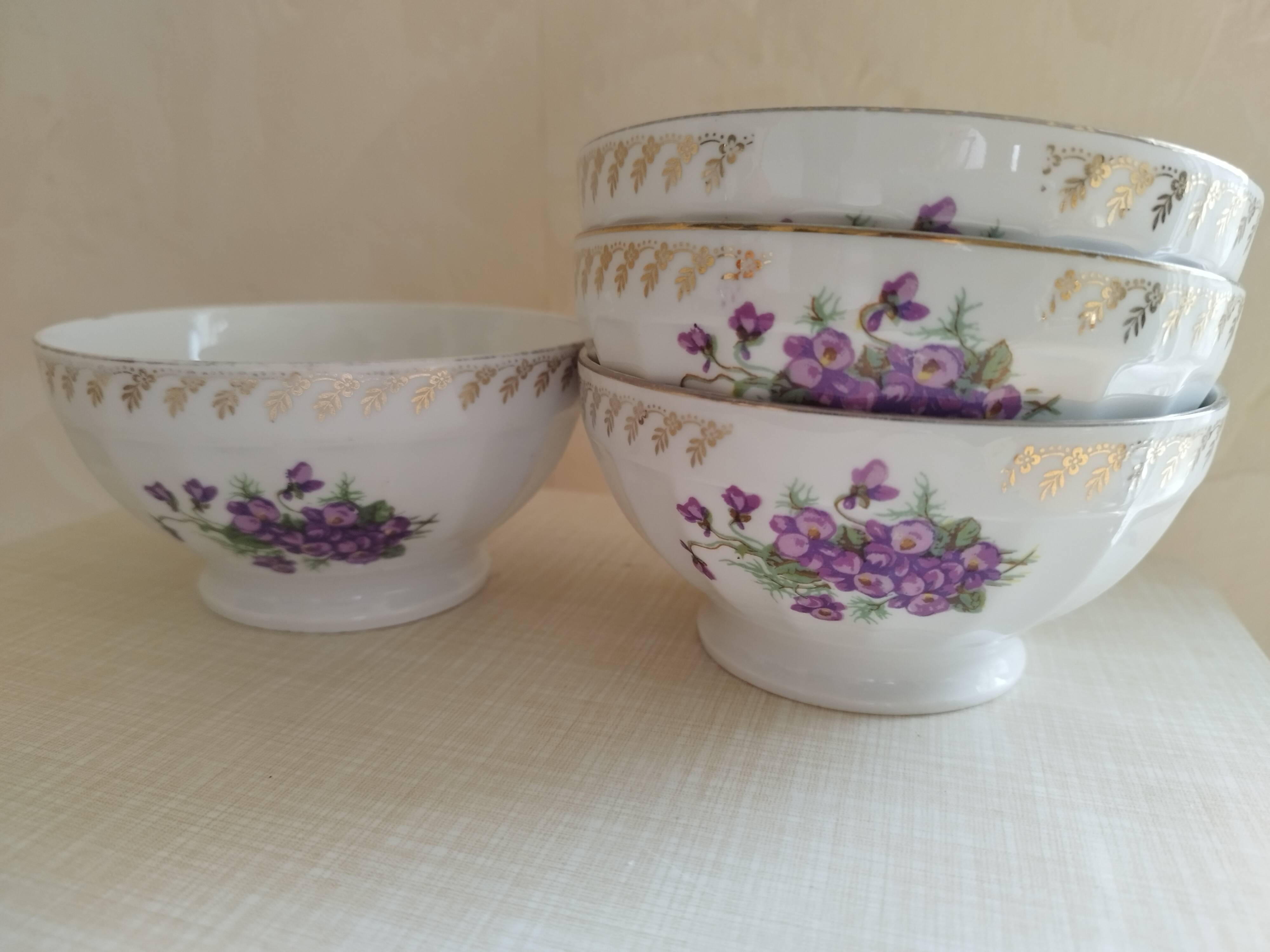 Set of 4 bowls purple porcelain decoration