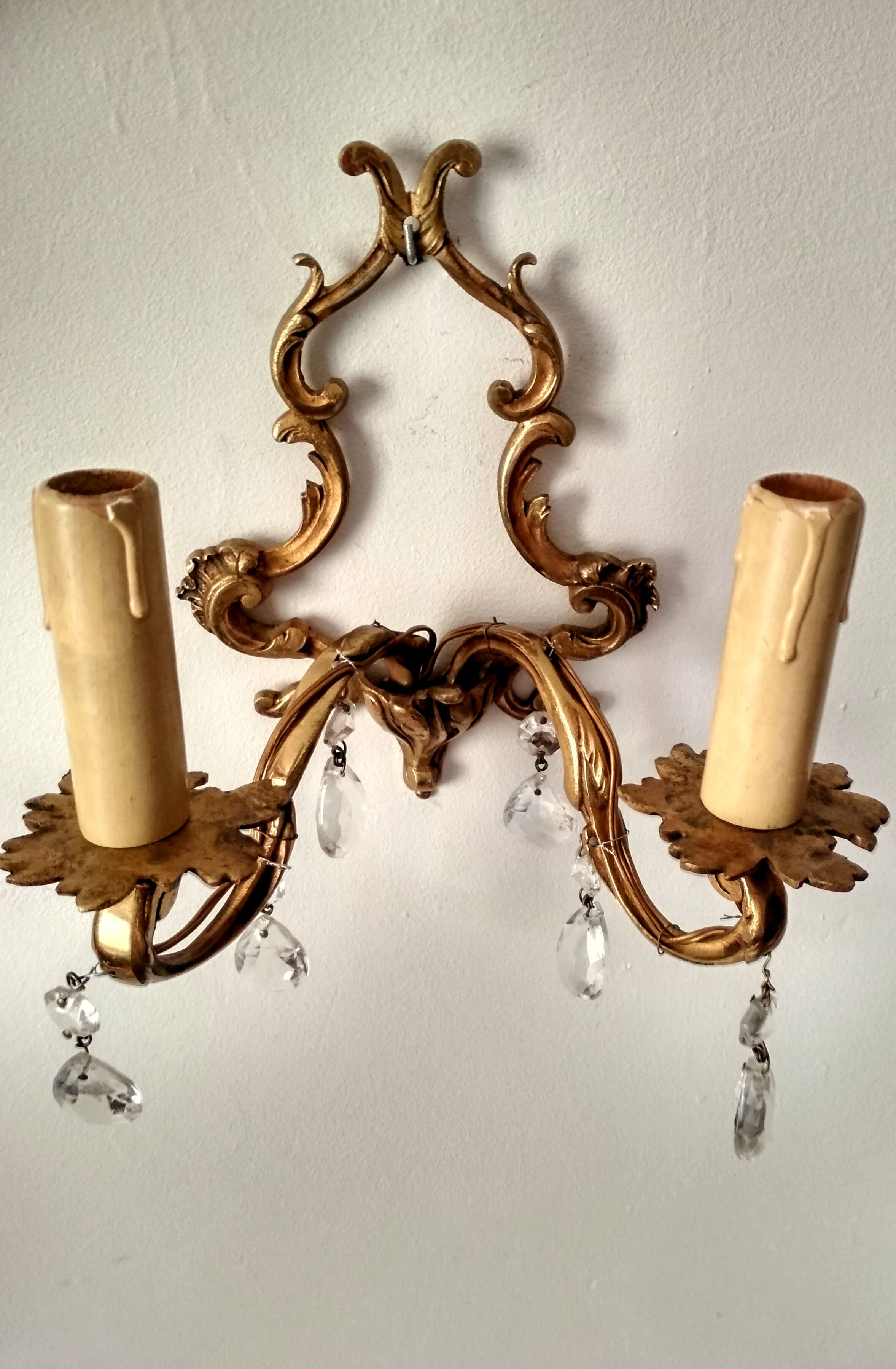 Rococo-style wall lamp in gilded bronze and crystal stamps