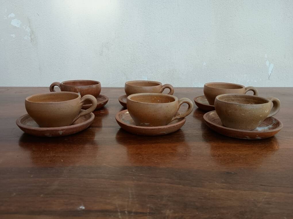 Service with 6 cups and saucers in stoneware.