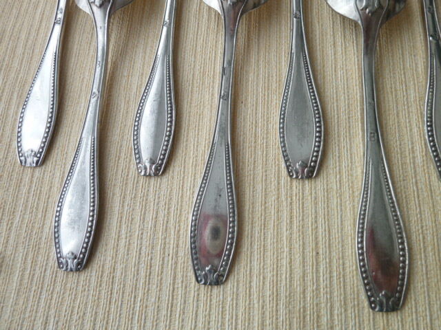 Box of 12 teaspoons in silver metal beaded decoration