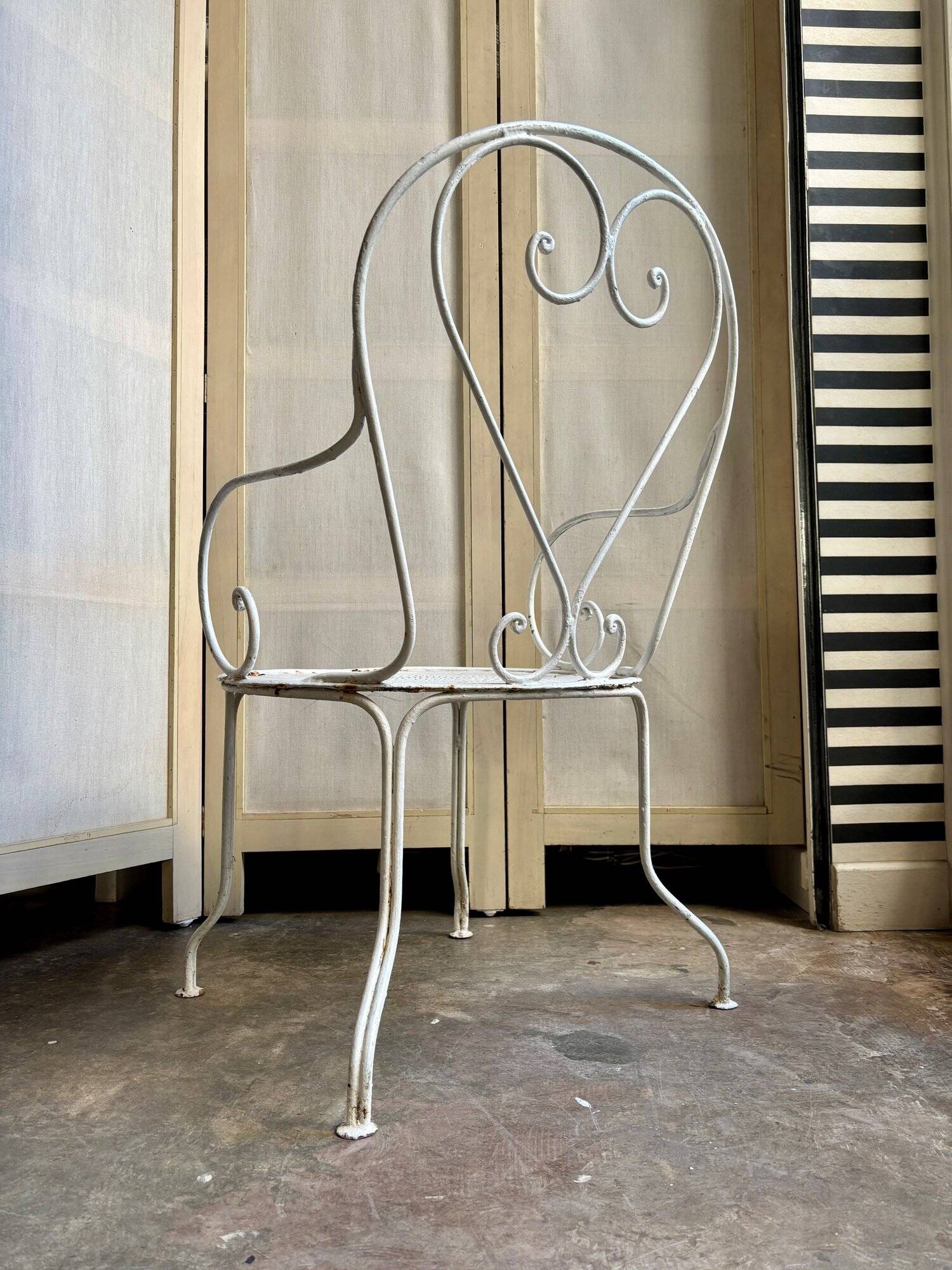 Fauteuil de jardin en fer forgé blanc