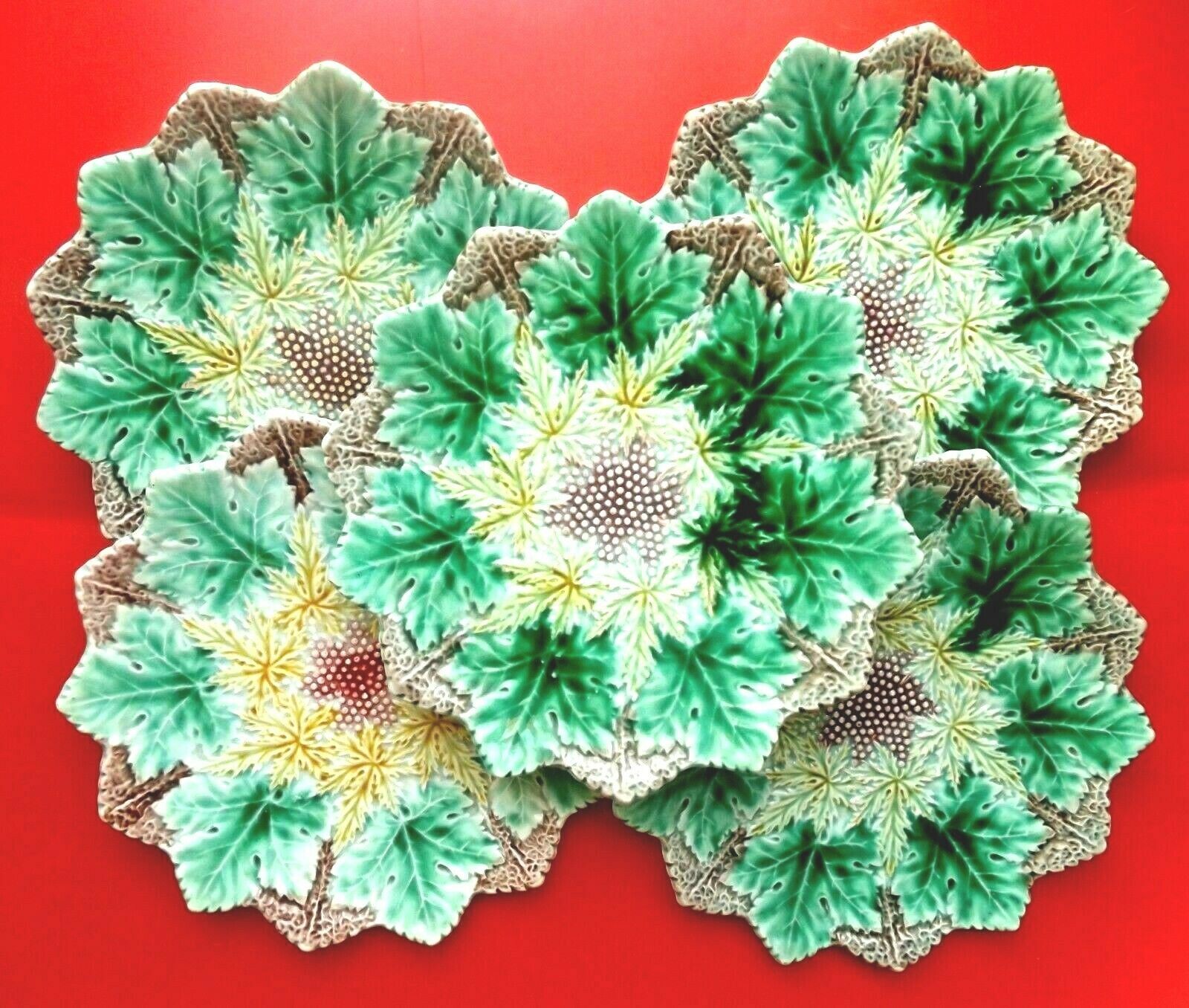 Old dabbling plate, Onnaing: grapes on green leaves