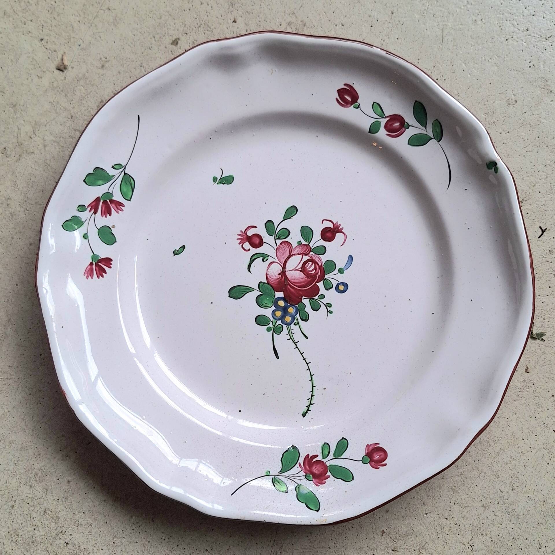 Hand-painted faience plate from the east of France, 18th century.