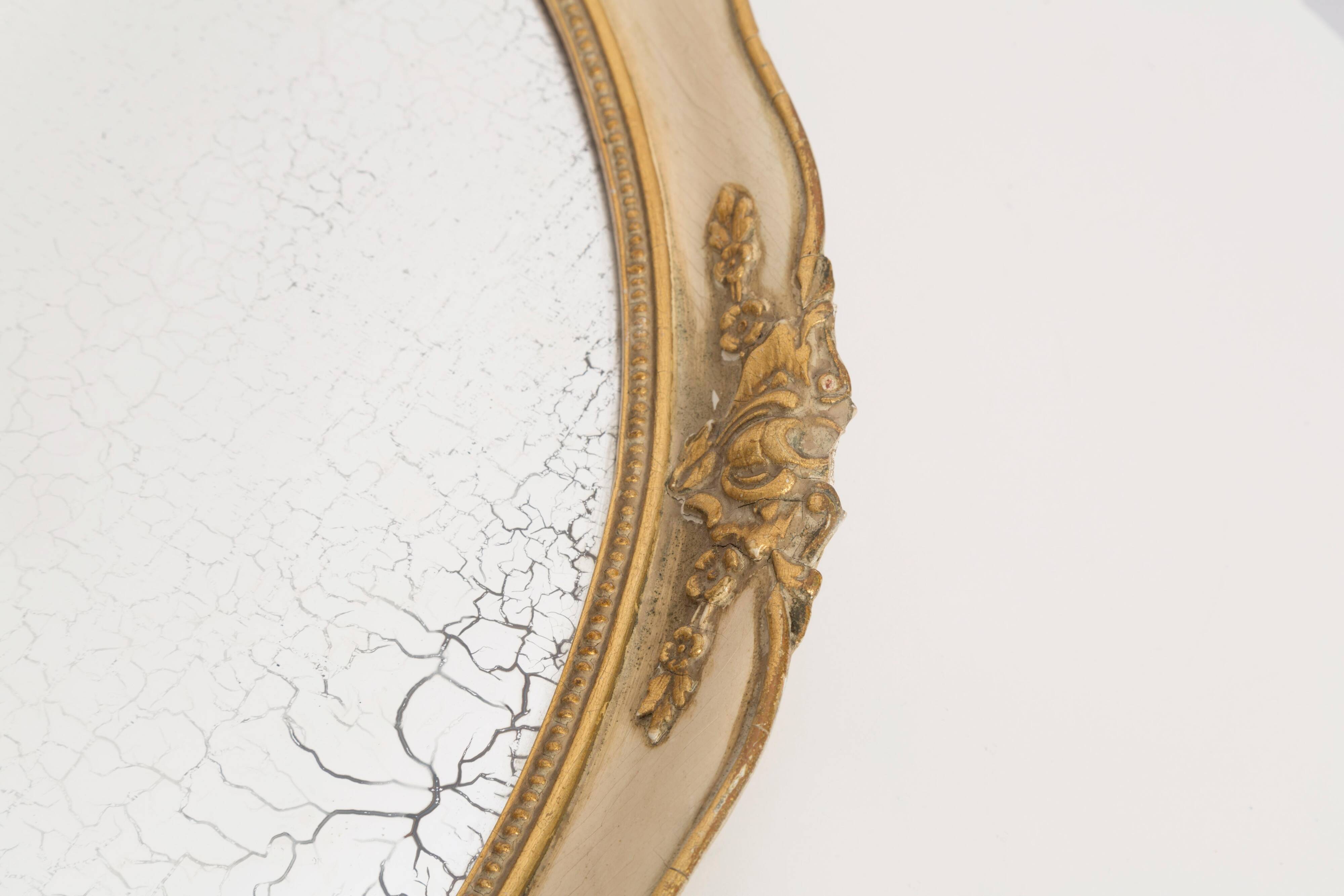 Miroir décoratif moyen en bois doré avec verre d'origine et patine, Italie, années 1960