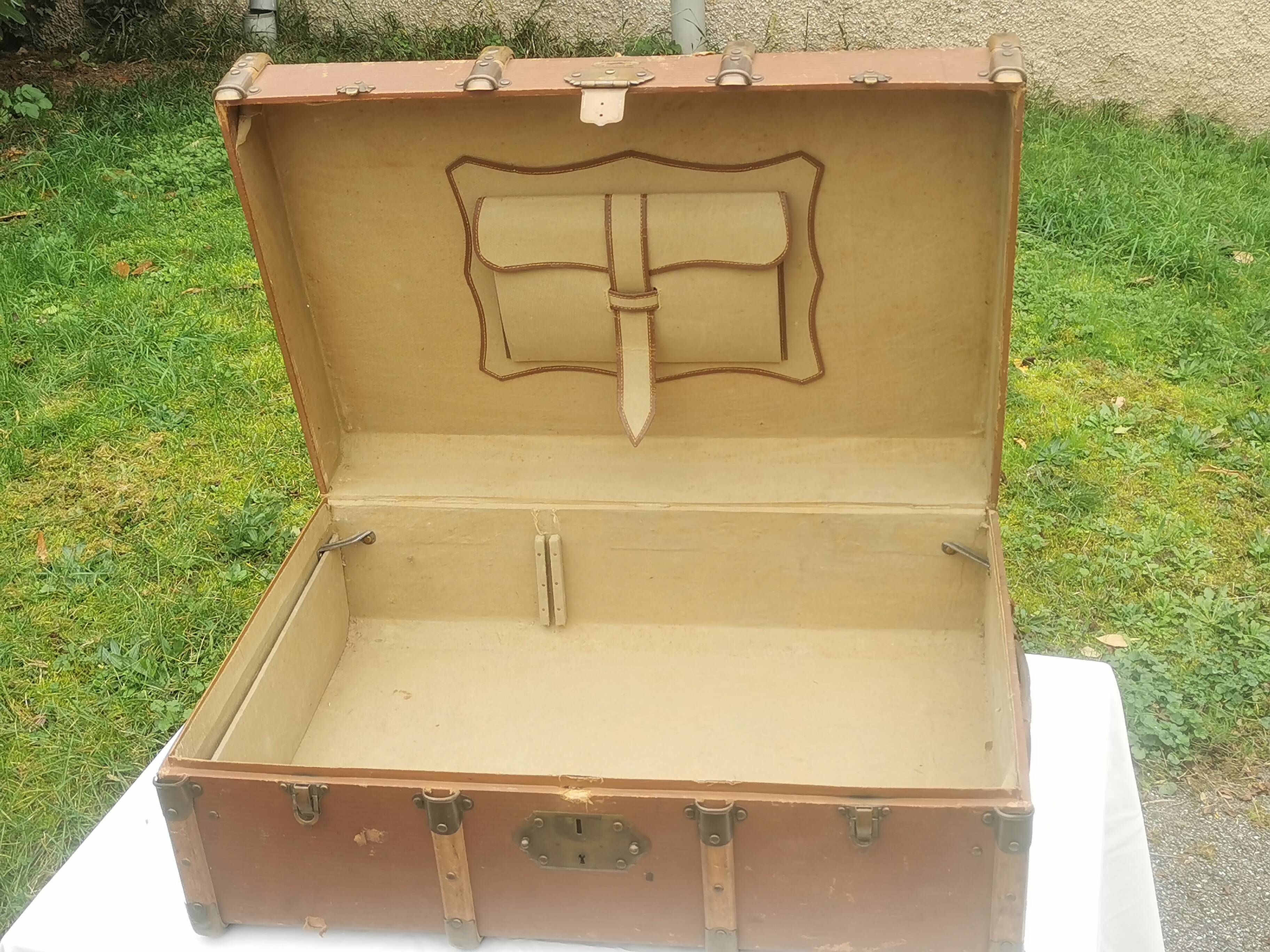 Vintage trunk "la panthere" in lyon