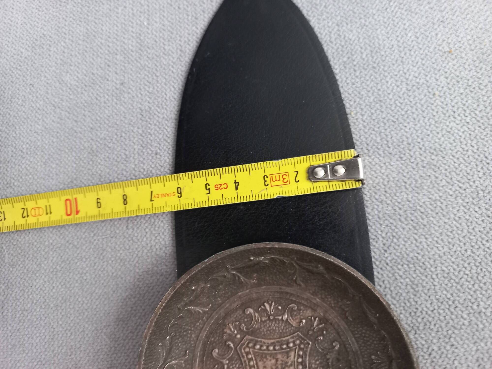 Cendrier vintage pour accoudoir, en cuir et métal, pièce ancienne