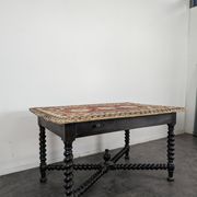 Table de style Louis XIII en bois noirci et tapisserie