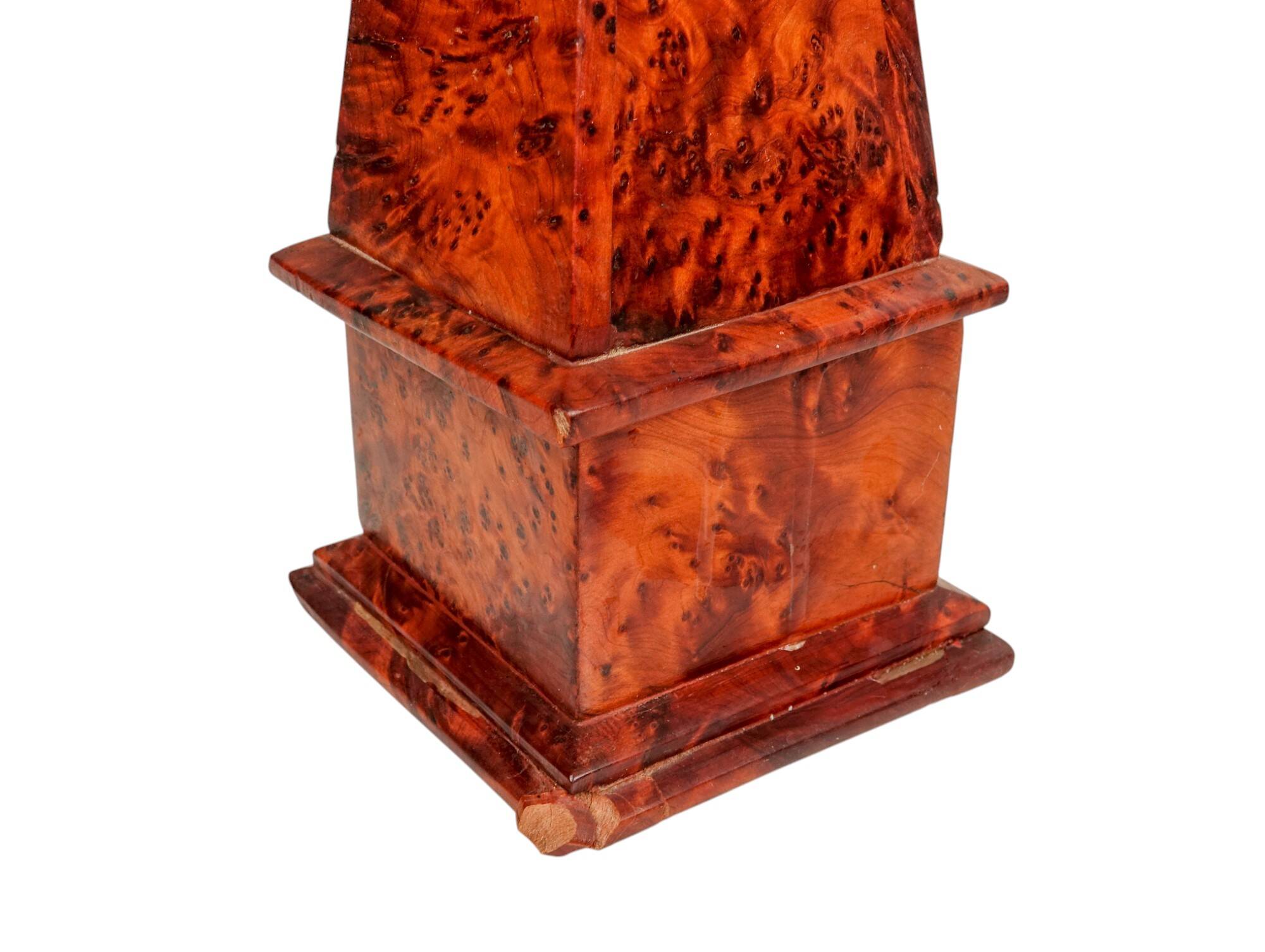 Paire d'obélisques en bois de loupe