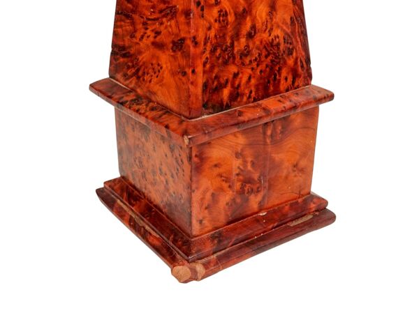 Paire d'obélisques en bois de loupe