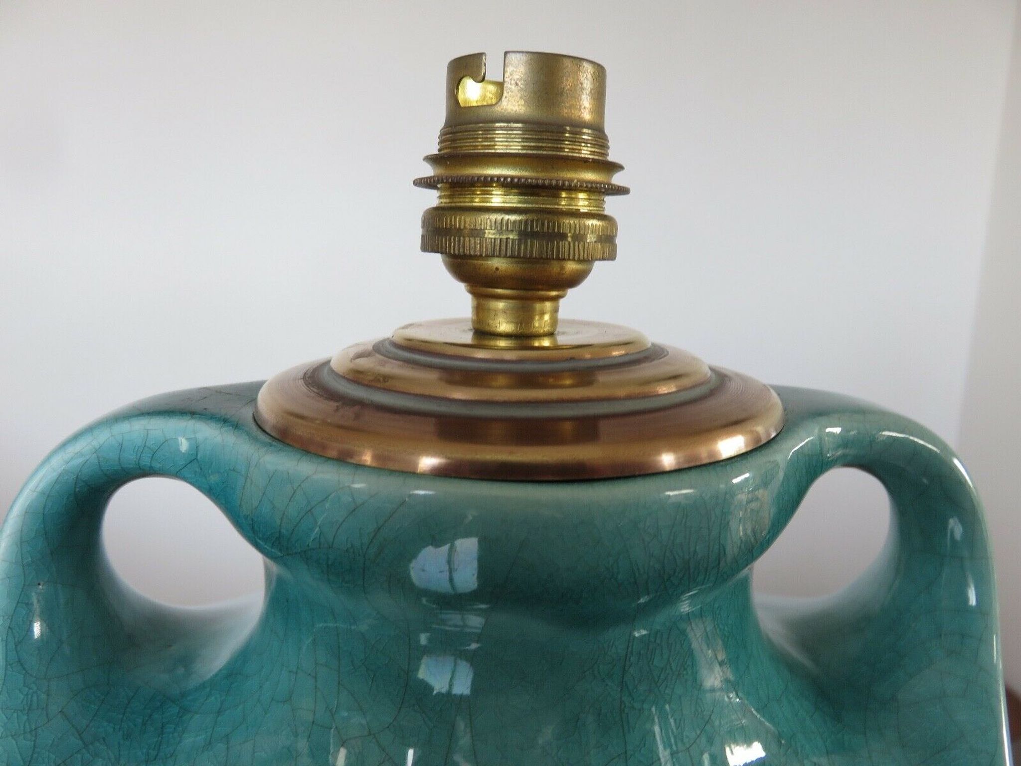 Lampe " amphore " en céramique craquelée turquoise, numérotée années 50 60