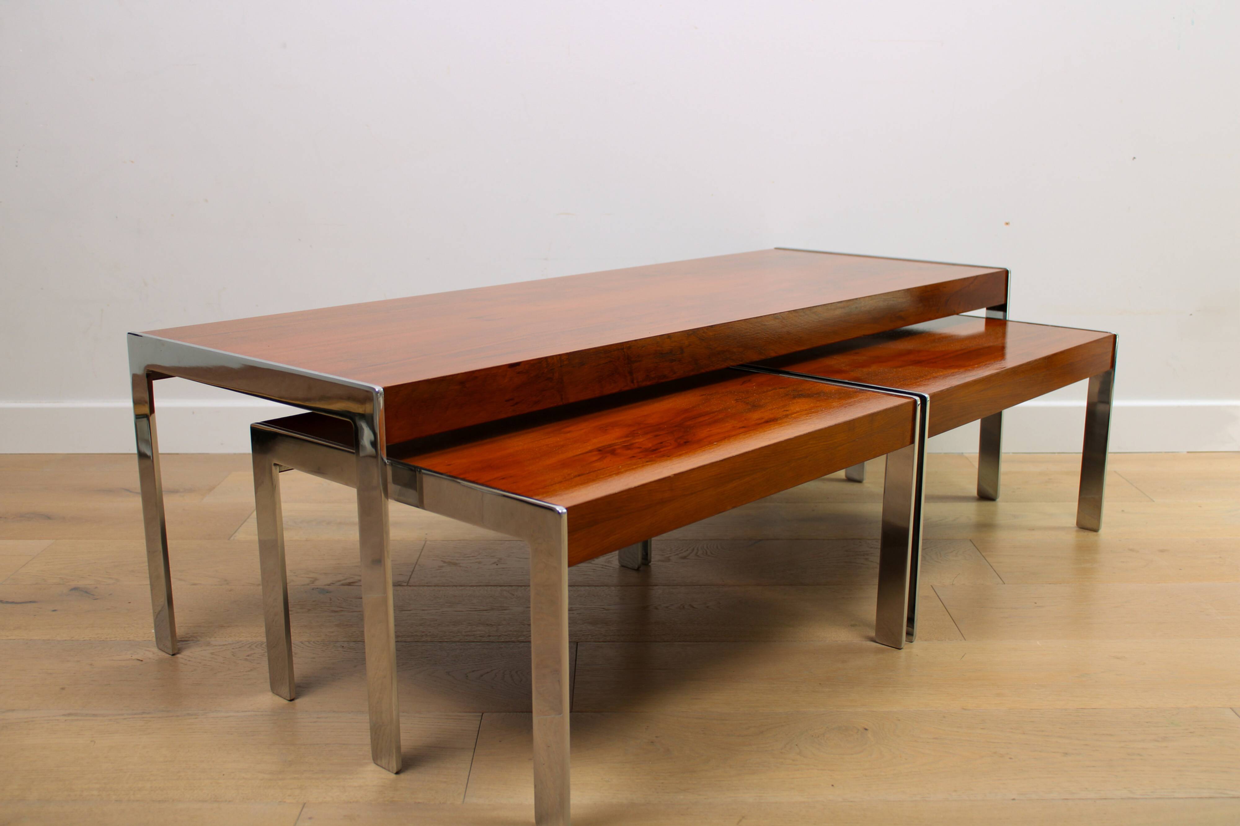 Un ensemble de tables de café gigognes vintage de milieu de siècle de Merrow Associates - If.