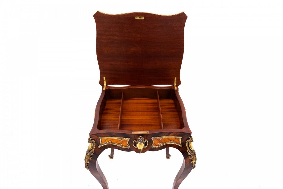 Table basse unique, France, vers 1880.